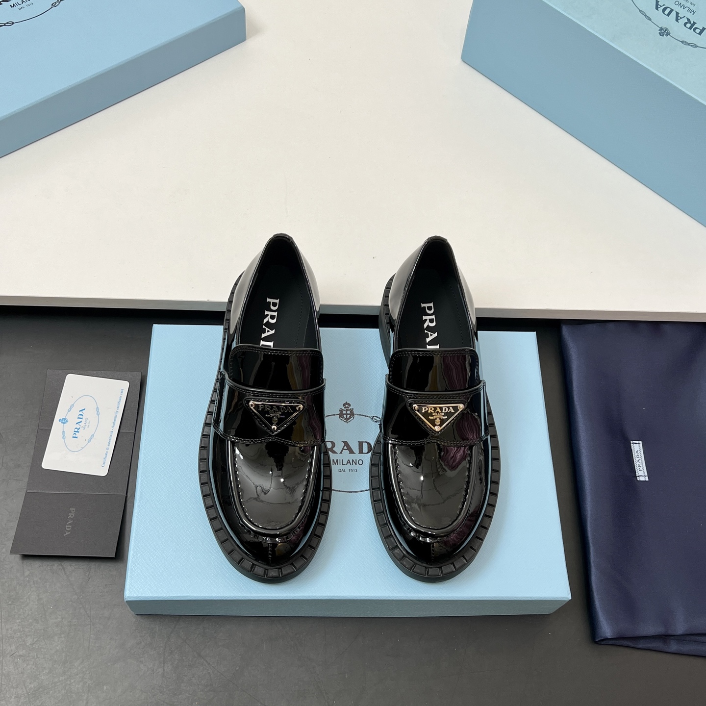 NO:466368,[Couple Model] 20 for women and men (paper leather) PRADA new triangular standard sponge shoes!  Small leather shoes and loafers are invincible and beautiful, with a variety of combinations. They can be worn casually and can be controlled firmly. Hold's various outfits are the perfect match for summer. I'll see the details of my home (correct version, original imported beaded cowhide/beef patent leather fabric, original molded sponge cake sole) fabric beef patent leather cowhide (glossy side) inner cowhide inner lining original molded sole size women's 35-39 (40, 41 custom made no return or replacement) men's 39-46 (45, 46 custom made no return or replacement) exquisite packaging of counter, loafers, prada, prada, loafers, cowhide19860909【情侣款】女男20（漆皮） PRADA 普拉达走秀新品三角标松糕鞋！小皮鞋、乐福鞋 上脚无敌好看简直万种搭配, 随意穿搭拿捏的稳稳的,hold的各种穿搭场合 简直就是夏天的灵魂绝配. 认准我家细节实拍（正确版本、原版进口开边珠牛皮/牛漆皮面料、原版开模松糕大底） 面料牛漆皮牛皮（亮光面） 内里牛皮内里 大底原版开模大底 尺码女35-39（40、41定做不退不换） 男39-46（45、46定做不退换） 专柜精美包装,乐福鞋,prada,prada,loafers,cowhide,Women's Shoes