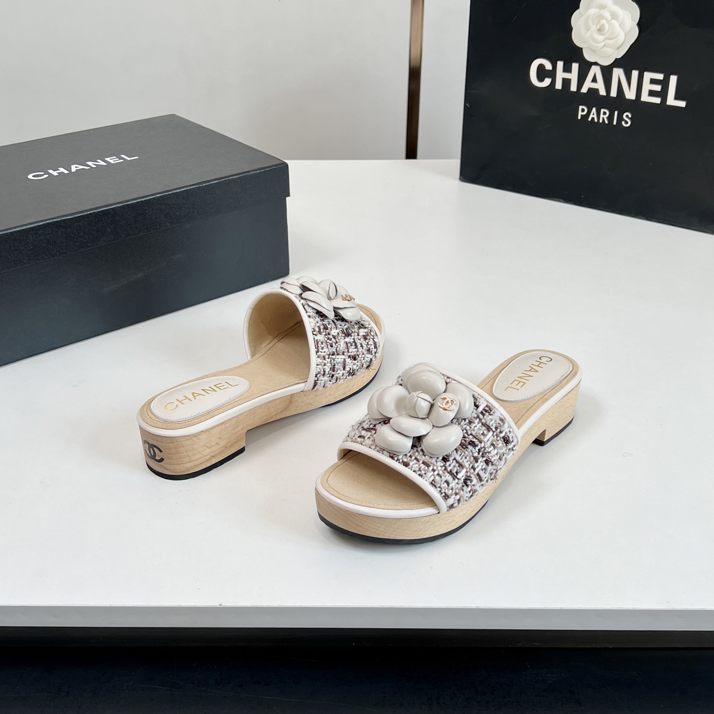 NO:233796,[Top version] 2025 summer new CHANEL Chanel camellia cool light mouth shoes. Grandma's usual elegant and famous temperament is full of high-end feeling!  It’s very nice to wear barefoot or paired with skirts or trousers, it’s very versatile!  Invincible beauty!  Special fairy, please see the details of my home (note that you can distinguish the market from ordinary) Original custom fabrics, original custom sheepskin, outsole solid wood rubber combination sole size 35-39 (40 custom made, no return or replacement) Heel height 4cm, exquisite packaging for counter, slippers, chanel, chanel, slippers, skirts, sheepskin19860909【顶级版本】 专柜同步款 2025夏季新款CHANEL 香奈儿山茶花凉浅口单鞋 香奶奶家一贯的优雅名媛气质 高级感十足！上脚非常nice～不管光脚穿或搭配裙装、裤装、都非常百搭！无敌美！特别仙 认准我家细节实拍（注意区分市场普通） 面料原版定制的面料 内里原版定制羊皮里 大底实木橡胶组合大底 尺码35-39（40定做、不退不换） 跟高4cm 专柜精美包装,拖鞋,chanel,chanel,slippers,skirts,sheepskin,Women's Shoes