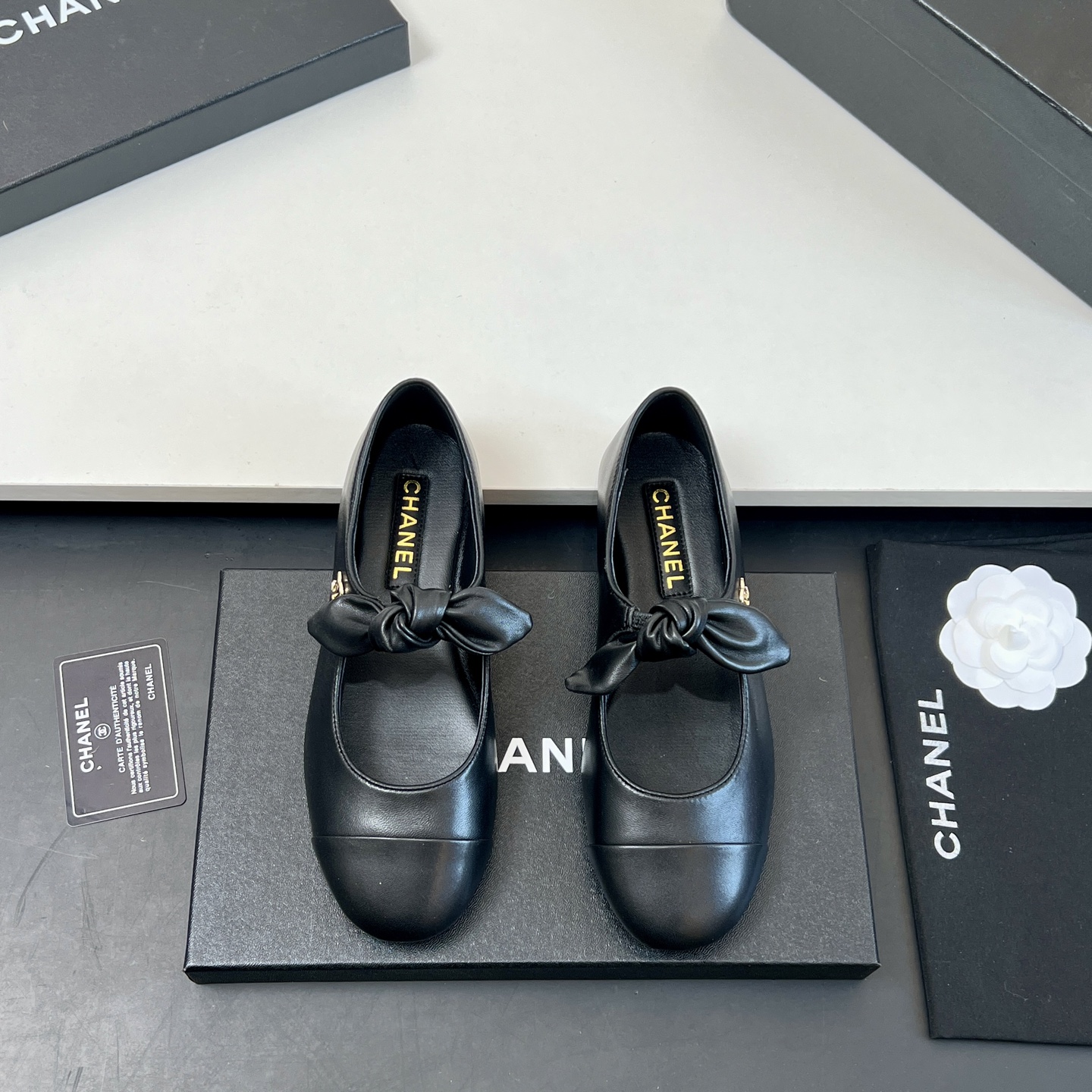 NO:166844,[Top version] Chanel 2025C Early Spring Bow Mary Jane Shoes Super sexy pair of flat shoes. They are very outstanding with small socks. The most beautiful Mary Jane Shoes of the year are paired with playful bows. They hold the cuteness and playfulness just right, and bring the feeling of a rich daughter. Chanel-style black and white, a good lady hahahaha!  The small logo is hidden under the bow's ears and is vaguely cute~ The upper is made of imported sheepskin, and the bow is also the same, the inner footbed sheepskin, Italian genuine leather soles Size35-39 (40.41 custom made without return or exchange), Mary Jane, Chanel, Mary jane, sheepskin, Leather soles, socks19860909【顶级版本】 Chanel 2025C 早春蝴蝶结玛丽珍鞋 超级性感的一双平底小单鞋 单穿配个小袜子都非常出彩 本年度最美玛丽珍鞋搭配俏皮蝴蝶结 将可爱俏皮拿捏得恰到好处 自带富家千金的感觉. Chanel风格的黑白色,好淑女哈哈哈哈！小小logo藏在蝴蝶结耳朵下面隐隐约约的好可爱～ 鞋面采用进口绵羊皮,蝴蝶结也是哦,内里垫脚羊皮,意大利真皮大底 Size35-39（40.41定做不退换）,玛丽珍,chanel,mary jane,sheepskin,Leather soles,socks,Women's Shoes