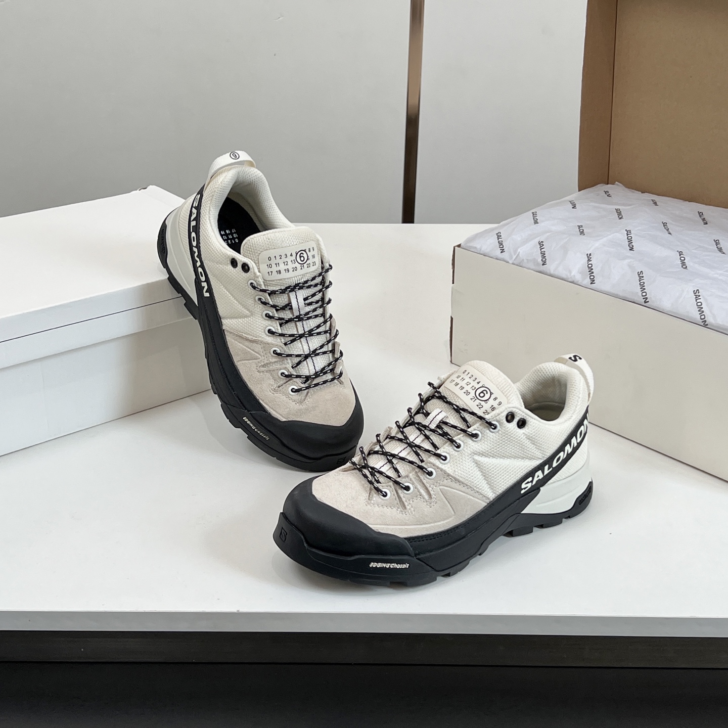 NO:273131,【High version】SALOMON Salomon x MM6 Magira Co-branded X-Alp series Couple model Outdoor casual sneakers Original purchase and development Made this X-AIp, newly interpreted by MM6, focuses on its aerodynamic appearance, iconic white and cream color bring urban style. The MM6 digital logo on the tongue is like a handmade seal, complementing SALOMON's bold and high-tech LOGO. The other pair is made of pure black to highlight the textured details. The iconic sneakers are refined into a new urban classic, bringing a quiet atmosphere to SALOMON. The delivery counter is exquisitely packaged. Fabric: original imported cowhide   breathable mesh. The inner original imported breathable mesh. The sole original open mold and anti-slip rubber outsole. The bottom thickness is 4CM.  Size: Women's 35-40 / Men's 39-45, Loro piana,masion margiela,masion margiela,sneakers,cowhide19860909【高版本】SALOMON萨洛蒙x MM6马吉拉 联名 X-Alp系列 情侣款 户外 休闲 运动鞋 原版购入开发 做货 这款由MM6全新演绎的X-AIp专注于其空气动力学的外观上,标志性白色与奶油色带来都市风格.鞋舌上的MM6 数字标志就像一枚手工印章,与SALOMON大胆而高科技的LOGO相得益彰.另一双则以纯粹的黑色打造,突出富质感的细节,标志性运动鞋被提炼为新的都市经典 为 SALOMON带来静谧气息 配送专柜精美包装 面料:原版进口牛皮 透气网面 内里原版进口透气网里 鞋底原版开模防滑橡胶大底 底厚4CM Size:女款35-40 / 男款39-45,,loro piana,masion margiela,masion margiela,sneakers,cowhide,Men's shoes