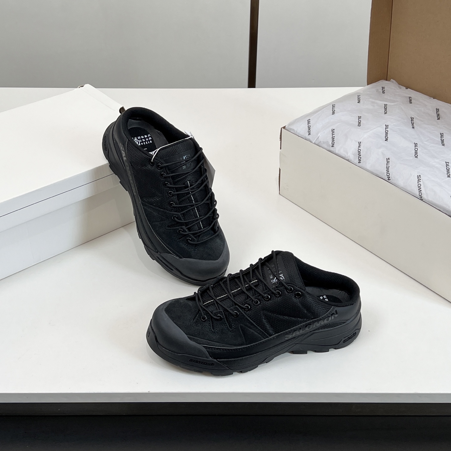 NO:273133,【High version】 SALOMON Salomon x MM6 Magira Co-branded X-Alp series Couple model Outdoor casual sneakers Original purchase and development Made this X-AIp, newly interpreted by MM6, focuses on its aerodynamic appearance, with the iconic white and cream color bringing urban style. The MM6 digital logo on the tongue is like a handmade seal, complementing SALOMON's bold and high-tech LOGO. The other pair is made of pure black to highlight the textured details. The iconic sneakers are refined into a new urban classic, bringing a quiet atmosphere to SALOMON. The delivery counter is exquisitely packaged. Fabric: original imported cowhide   breathable mesh. The inner original imported breathable mesh. The sole is original open-molded anti-slip rubber outsole. The bottom is 4CM thick.  Size: Women's 35-40 / Men's 39-45, Loro piana,masion margiela,masion margiela,sneakers,cowhide19860909【高版本】 SALOMON萨洛蒙x MM6马吉拉 联名 X-Alp系列 情侣款 户外 休闲 运动鞋 原版购入开发 做货 这款由MM6全新演绎的X-AIp专注于其空气动力学的外观上,标志性白色与奶油色带来都市风格.鞋舌上的MM6 数字标志就像一枚手工印章,与SALOMON大胆而高科技的LOGO相得益彰.另一双则以纯粹的黑色打造,突出富质感的细节,标志性运动鞋被提炼为新的都市经典 为 SALOMON带来静谧气息 配送专柜精美包装 面料:原版进口牛皮 透气网面 内里原版进口透气网里 鞋底原版开模防滑橡胶大底 底厚4CM Size:女款35-40 / 男款39-45,,loro piana,masion margiela,masion margiela,sneakers,cowhide,Men's shoes