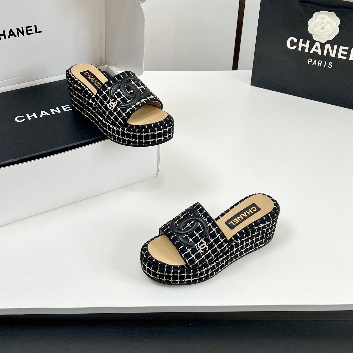 NO:233808,[Mainly recommended model] Top quality!  The real shot is so beautiful Chanel's new tweed thick-soled slippers, heeled platform sandals. It's really beautiful!  Chanel is a summer color, a must-have fairy style. I like this pair of shoes so much. Chanel25P sponge cake cloth-based embroidered wedge slippers. Everyone must have a pair of them in summer. Each color is very white~ Make the skin look clearer. You can feel it when you wear these shoes. Classic large C design. The feet feel soft and glutinous, and the height is absolutely 7 cm high. Don’t miss it!  size 35~39 (40 custom made, no return or replacement), slippers, chanel, chanel, slippers19860909【主推款】 顶级品质！实物拍摄太美啦Chanel新款呢子厚底拖鞋坡跟防水台凉拖鞋 真的太美啦吧！ 香奈儿属于夏天的颜色 仙女必备爆款 太喜欢这双鞋了 Chanel25P松糕布面刺绣坡跟拖鞋 夏天必须人手一双 每个色系都很显白～ 让皮肤看起来更加清透 穿上这双鞋就能感受到 经典大双C设计 脚感软糯糯,7公分增高绝绝子,千万不要错过哦！ size 35~39（40定做、不退不换）,拖鞋,chanel,chanel,slippers,Women's Shoes