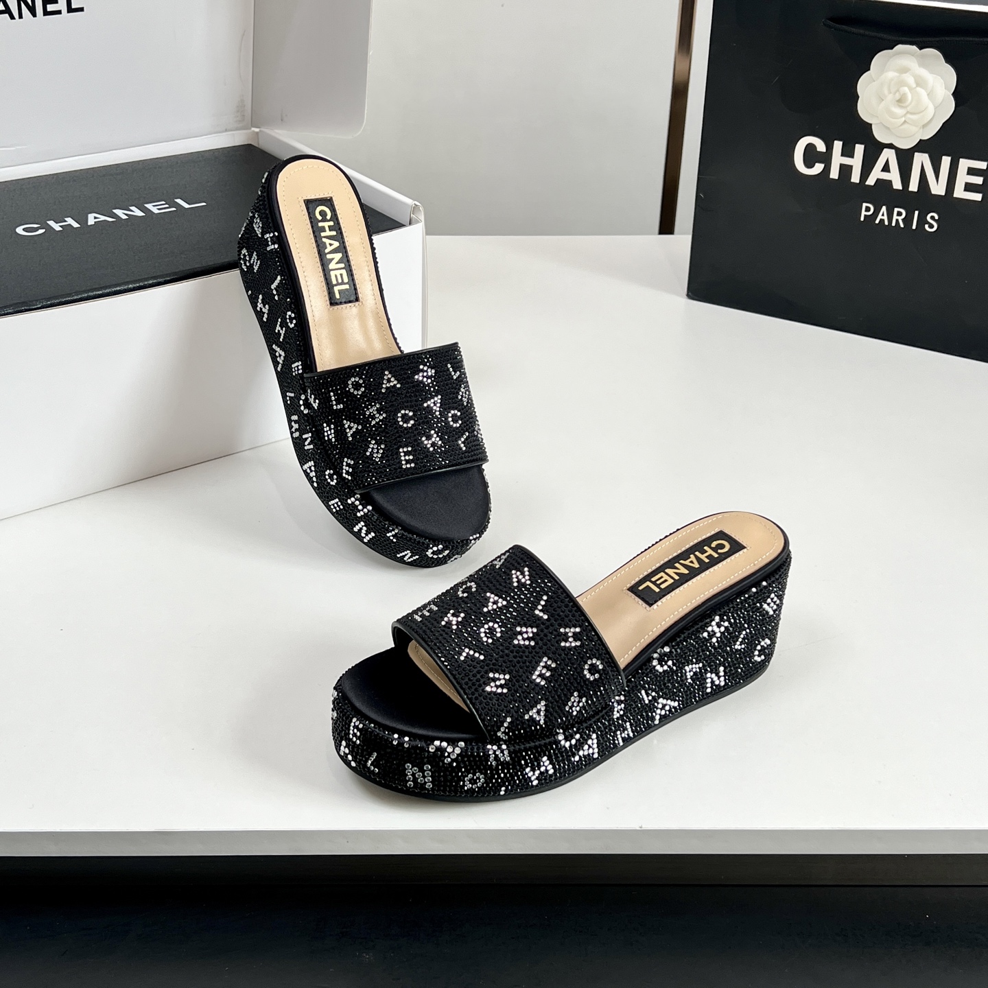NO:233793,[Factory Out] The real shot is so beautiful Chanel's new tweed rhinestone thick-soled slippers heeled platform sandals and sandals. It's really beautiful!  Chanel is a summer color, a must-have fairy style. I like this pair of shoes so much. Chanel25 sponge cake cloth-based embroidered wedge slippers. Everyone must have a pair of them in summer. Each color is very white~ Make the skin look clearer. You can feel it when you wear these shoes. Classic large pair of C design. The feet feel soft and glutinous, and the height is absolutely 7 cm high. Don’t miss it!  size 35~39 (40/41 custom made, no return or replacement), slippers, chanel, chanel, sandals, slippers19860909【工厂出】 实物拍摄太美啦Chanel新款呢子水钻厚底拖鞋坡跟防水台凉拖鞋、凉鞋 真的太美啦吧！ 香奈儿属于夏天的颜色 仙女必备爆款 太喜欢这双鞋了 Chanel25松糕布面刺绣坡跟拖鞋 夏天必须人手一双 每个色系都很显白～ 让皮肤看起来更加清透 穿上这双鞋就能感受到 经典大双C设计 脚感软糯糯,7公分增高绝绝子,千万不要错过哦！ size 35~39（40/41定做、不退不换）,拖鞋,chanel,chanel,sandals,slippers,Women's Shoes