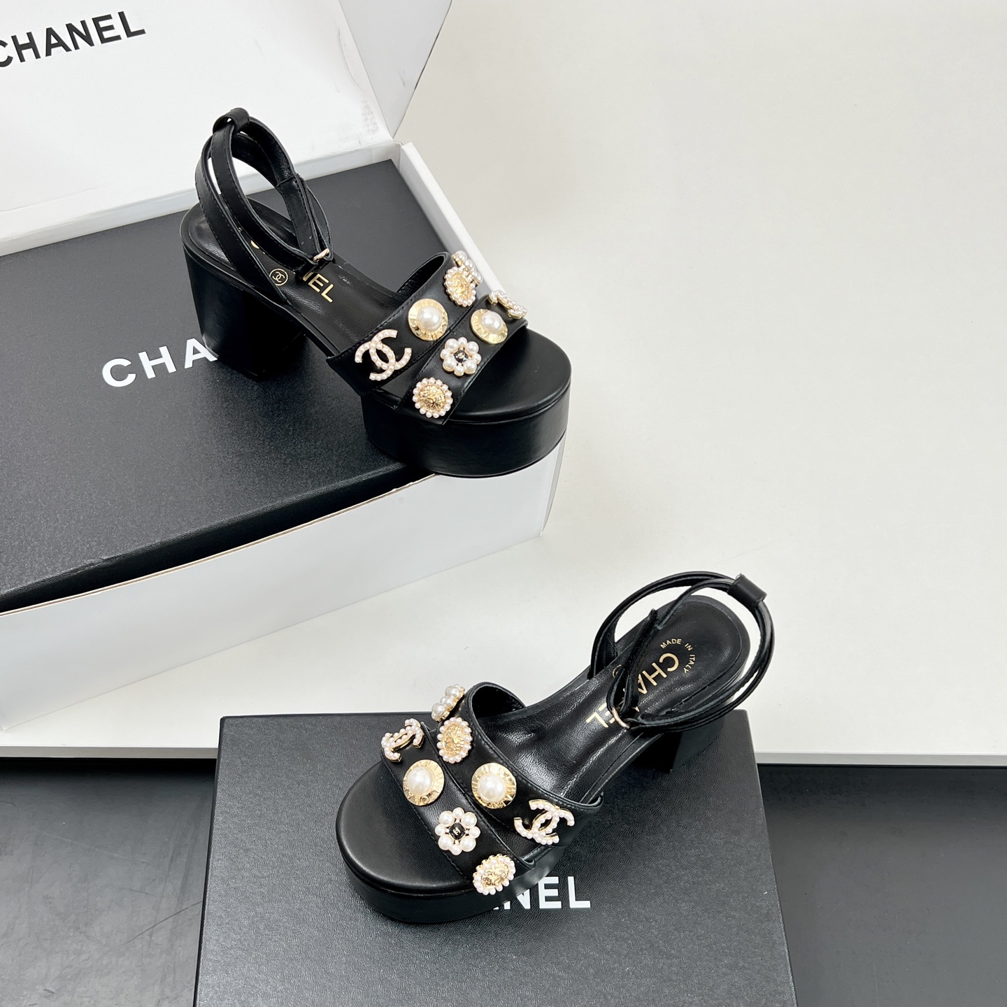 NO:164747,【】 Higher version!  !  Too beautiful Chanel new thick-soled high-heeled waterproof platform hatred sandals. It's really beautiful!  Chanel is a summer color. A must-have for fairies. I like this pair of shoes so much. Chanel 25P thick-soled waterproof platform thick-heeled high-heeled sandals. Everyone must have a pair of them in summer. Each color is very white~ Make the skin look clearer. You can feel it when you wear these shoes. Classic large pair C design. Heel height is 9cm, waterproof platform 6cm size 35~39 (customized for 40/41, no return or replacement), sandals, chanel, chanel, sandals19860909【】 高版本！！太美啦Chanel新款厚底高跟防水台恨天高凉鞋 真的太美啦吧！ 香奈儿属于夏天的颜色 仙女必备爆款 太喜欢这双鞋了 Chanel 25P厚底防水台粗跟高跟凉鞋 夏天必须人手一双 每个色系都很显白～ 让皮肤看起来更加清透 穿上这双鞋就能感受到 经典大双C设计 跟高9cm、防水台6cm size 35~39（40/41定做、不退不换）,凉鞋,chanel,chanel,sandals,Women's Shoes