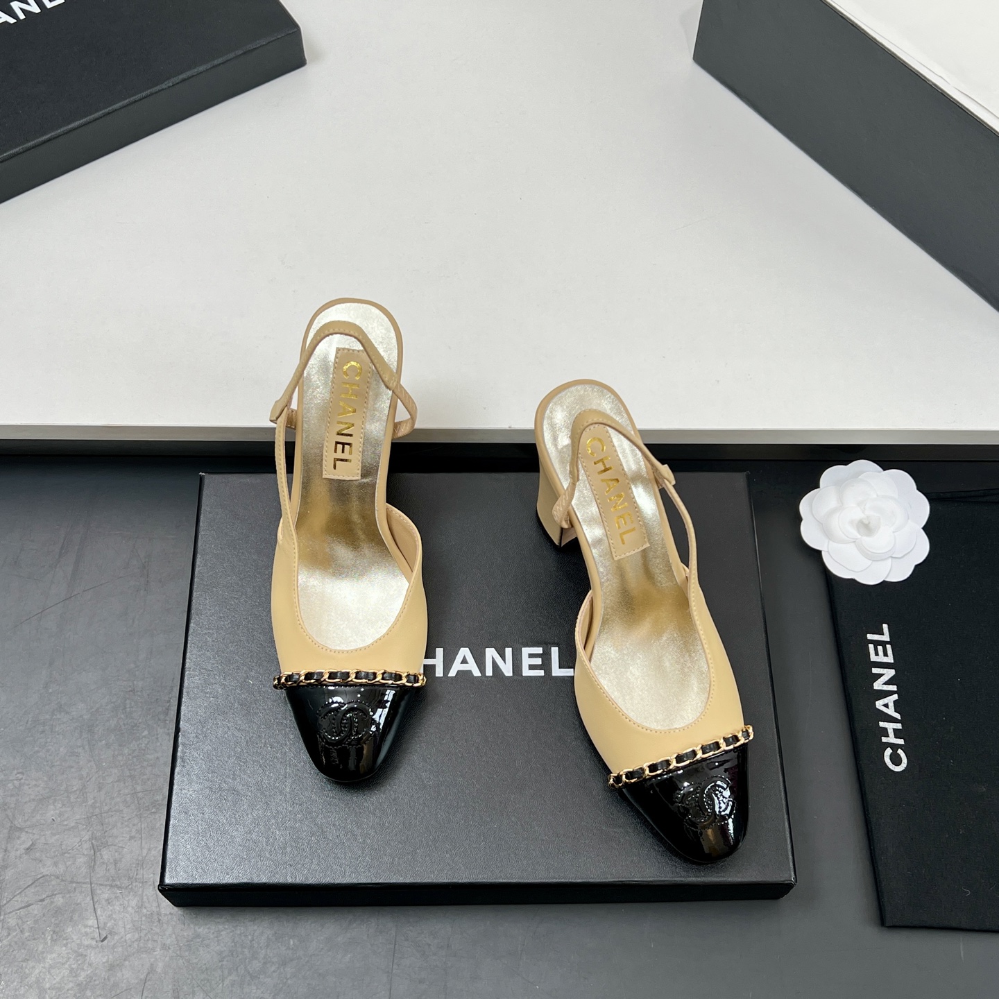 NO:258889,[Mainly recommended] Chain patent leather Latest version Xiaoxiang Slingback classic series thick-heeled sandals single shoes Fashion classic sandals that all stars like. Simple and elegant, retro and intellectual. This pair can decorate your wardrobe all year round. The original counter is purchased and opened with mold, and the details are magnified and compared at will. Material upper mixed-bred sheepskin   imported patent leather Outsole Original Italian leather outsole Heel height 9CM, 6.5CM, (can be made of 2.5CM) Size35~42 (34, 41, 42 customization without return and exchange) The original counter top luxury full package, sandals, sandals, sheepskin, Leather soles19860909【主推款】 链条漆皮 最新版本 小香Slingback经典系列粗跟凉鞋单鞋 全明星都喜欢的时尚经典凉鞋 简洁优雅、复古知性,这一双就能装扮一年四季你的衣橱 专柜原版购入开模,细节随意放大对比 材质鞋面混种羊皮 进口漆皮 大底原版意大利真皮大底 跟高9CM、6.5CM、（可做2.5CM） Size35～42（34、41、42定制不退换） 原版专柜顶级豪华全套包装,凉鞋,sandals,sheepskin,Leather soles,Women's Shoes