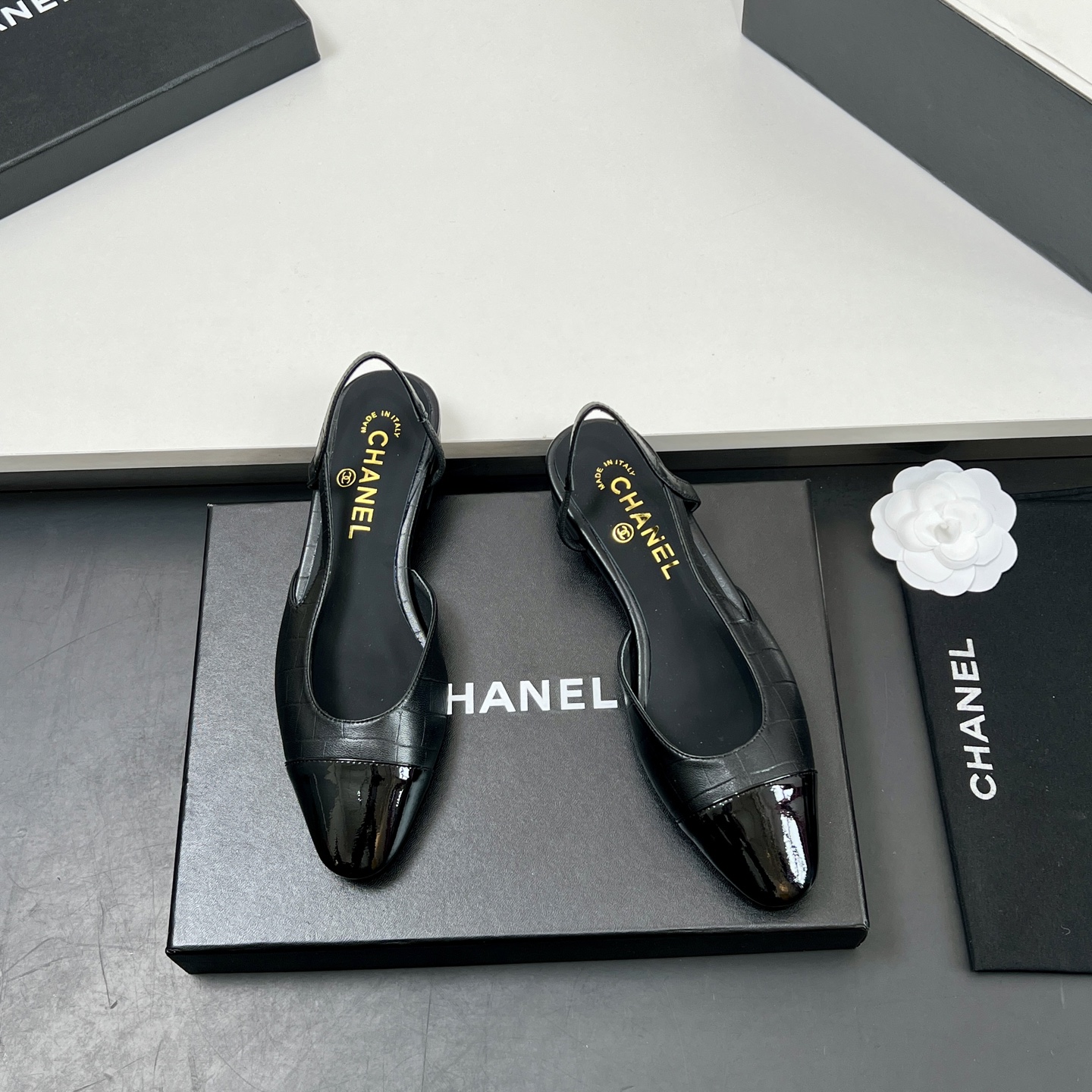 NO:258907,【Mainly recommended style】 Xiaoxiang Slingback classic series spliced ​​thick heel sandals single shoes. Fashionable classic sandals that all stars like. Simple and elegant, retro and intellectual. This pair can decorate your wardrobe all year round. The original counter is purchased and opened with mold, and the details are magnified and compared at will. Material is original customized fabric. Inner footbed sheepskin. Outsole original Italian leather soles. Size35~39 (34, 40, 41, 42 customization, no return or exchange) Heel height is 2.5CM (can be made of 6.5cm, 9cm) The original counter top luxury full set packaging, sandals, sandals, sheepskin, Leather soles19860909【主推款】 小香Slingback经典系列拼接粗跟凉鞋单鞋 全明星都喜欢的时尚经典凉鞋 简洁优雅、复古知性,这一双就能装扮一年四季你的衣橱 专柜原版购入开模,细节随意放大对比 材质原版定制面料 内里垫脚胎羊皮 大底原版意大利真皮大底 Size35～39（34、40、41、42定制不退换） 跟高2.5CM（可以做6.5cm,9cm） 原版专柜顶级豪华全套包装,凉鞋,sandals,sheepskin,Leather soles,Women's Shoes