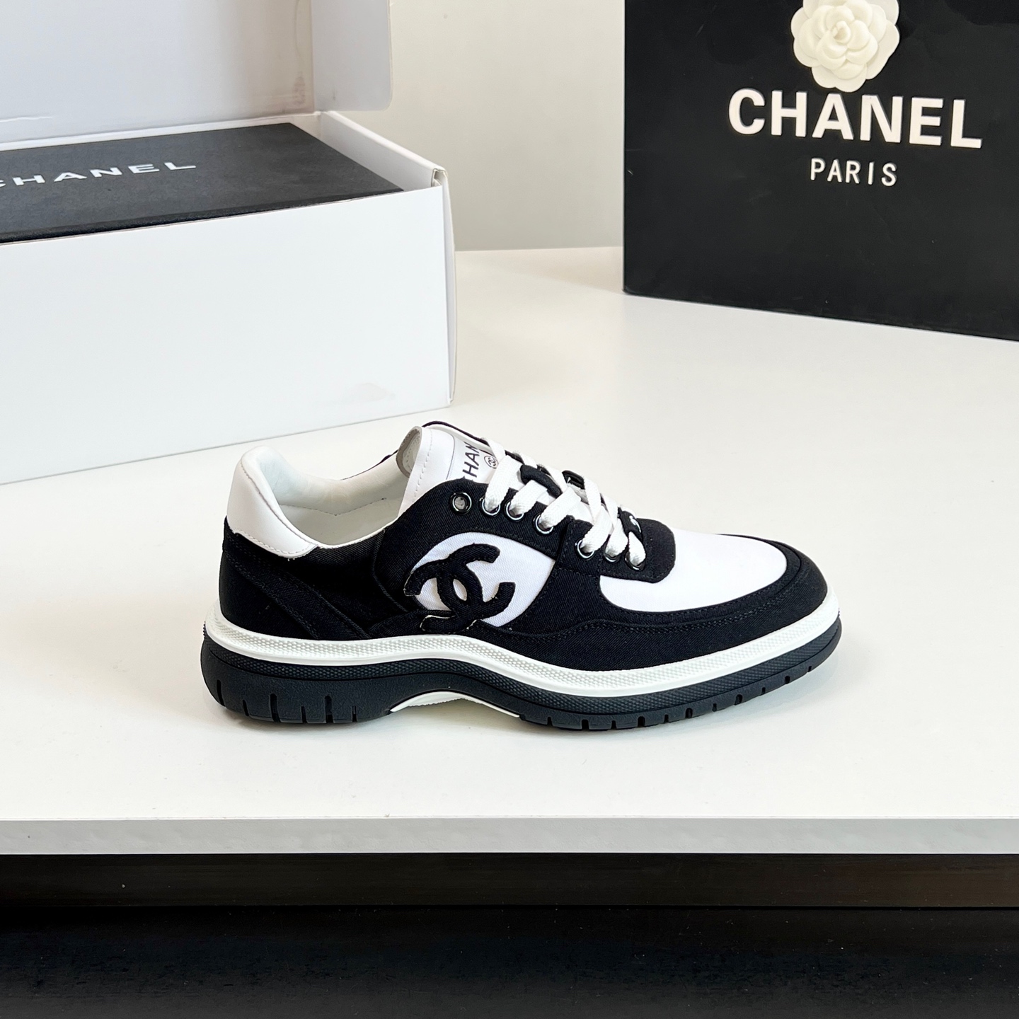 NO:165491,【Exclusive top version】Top quality!  Overseas version!  Chanel CHANEL 25ss black and white panda series sneakers, major bloggers social daily promotions, I'm sure my home details are real shots. This new model is so close to my eyes, looks crazy and beautiful on the feet, and is casual and sporty, cool and natural, interpreting Chanel's fashionable feminine temperament. Overall customization makes all sports models on the market at that time become outdated. This series is now on sale~ Upper cowhide canvas, inner lining original one-to-one professional custom mesh cloth, outsole original custom mold opening TPU combination sole height 4 cm Size35-40 (40 custom made no return and exchange) delivery counter exquisite packaging, casual shoes/sports shoes, chanel, chanel, sneakers, cowhide19860909【独家顶级版本】 顶级品质！海外版！香奈儿 CHANEL 25ss黑白熊猫系列运动鞋 各大博主社交日推款 认准我家细节实拍 这季新款简直闭眼入,上脚狂好看,率性的休闲运动风,飒爽又自然,演绎香奈儿的时髦女性气质 整体定制令当时市面上的所有运动款变得过时,本系列现已登陆发售～ 鞋面牛皮帆布  内里原版一比一专业定制网布  大底原版定制开模TPU组合大底 高度4公分 Size35-40（40定做不退换)配送专柜精美包装,休闲鞋/运动鞋,chanel,chanel,sneakers,cowhide,Women's Shoes
