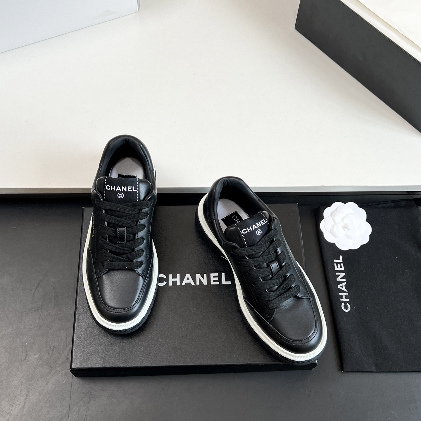 NO:165489,【Exclusive top version】Top quality!  Overseas version!  Chanel CHANEL 25ss black and white panda series sneakers. Major bloggers social daily promotions. I'm sure the details of my home. This new model is so close. It looks beautiful with her feet. It is casual and casual and sporty style. It is cool and natural. It interprets Chanel's fashionable feminine temperament. Overall customization makes all sports models on the market at that time become outdated. This series is now available for sale~ Imported cowhide uppers. The inner lining is one to one. Professional custom mesh fabric. The original sole is customized. The original custom mold TPU combination sole. Height 4 cm. Size35-40 (40 custom made without return and exchange) delivery counter exquisite packaging, casual shoes/sports shoes, chanel, chanel, sneakers, cowhide19860909【独家顶级版本】 顶级品质！海外版！香奈儿 CHANEL 25ss黑白熊猫系列运动鞋 各大博主社交日推款 认准我家细节实拍 这季新款简直闭眼入,上脚狂好看,率性的休闲运动风,飒爽又自然,演绎香奈儿的时髦女性气质 整体定制令当时市面上的所有运动款变得过时,本系列现已登陆发售～ 鞋面进口牛皮 内里原版一比一专业定制网布  大底原版定制开模TPU组合大底 高度4公分 Size35-40（40定做不退换)配送专柜精美包装,休闲鞋/运动鞋,chanel,chanel,sneakers,cowhide,Women's Shoes