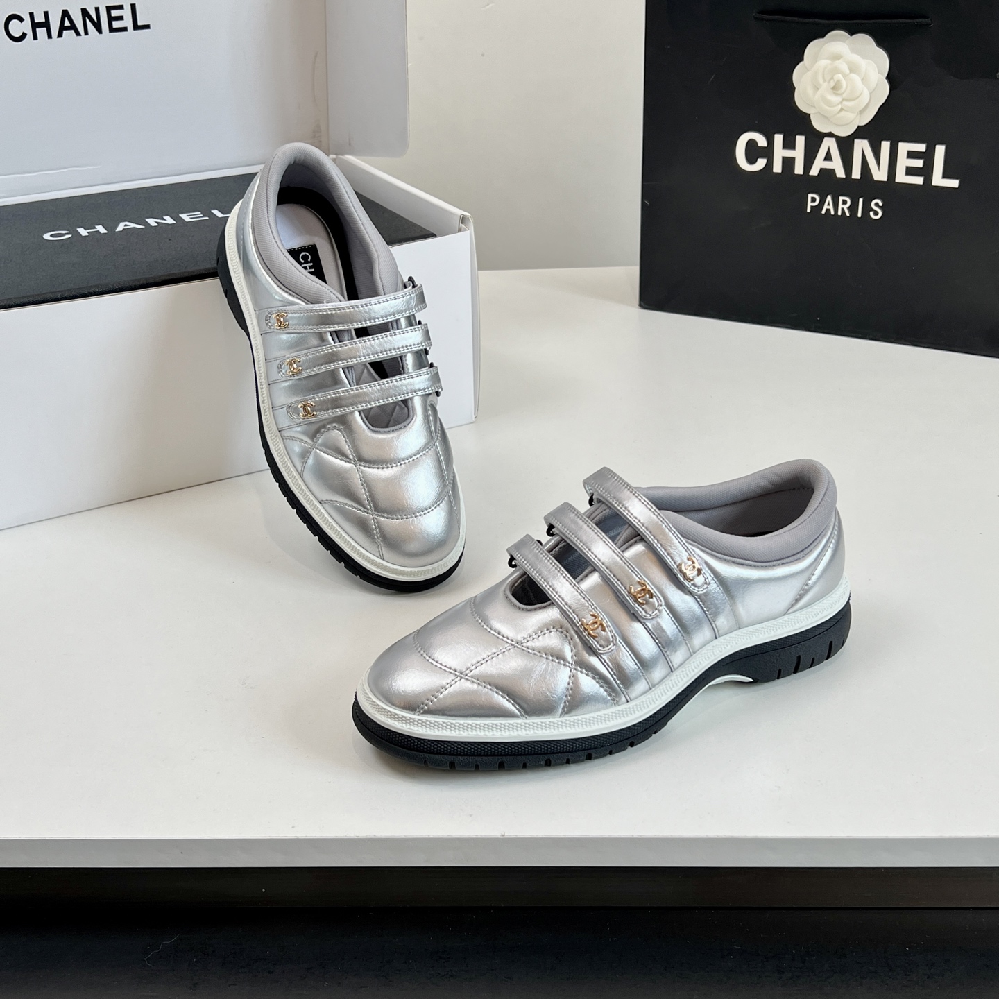 NO:165493,【Exclusive top version】Top quality!  Overseas version!  Chanel CHANEL 25ss black and white panda series sneakers. Major bloggers social daily promotions. I'm sure the details of my home. This new model is so close. It looks beautiful with her feet. It is casual and casual and sporty style. It is cool and natural. It interprets Chanel's fashionable feminine temperament. Overall customization makes all sports models on the market at that time become outdated. This series is now available for sale~ Imported cowhide uppers. The inner lining is one to one. Professional custom mesh fabric. The original sole is customized. The original custom mold TPU combination sole. Height 4 cm. Size35-40 (40 custom made without return and exchange) delivery counter exquisite packaging, casual shoes/sports shoes, chanel, chanel, sneakers, cowhide19860909【独家顶级版本】 顶级品质！海外版！香奈儿 CHANEL 25ss黑白熊猫系列运动鞋 各大博主社交日推款 认准我家细节实拍 这季新款简直闭眼入,上脚狂好看,率性的休闲运动风,飒爽又自然,演绎香奈儿的时髦女性气质 整体定制令当时市面上的所有运动款变得过时,本系列现已登陆发售～ 鞋面进口牛皮  内里原版一比一专业定制网布  大底原版定制开模TPU组合大底 高度4公分 Size35-40（40定做不退换)配送专柜精美包装,休闲鞋/运动鞋,chanel,chanel,sneakers,cowhide,Women's Shoes