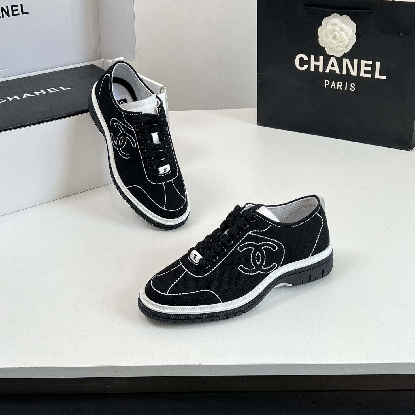 NO:165495,【Exclusive top version】Top quality!  Overseas version!  Chanel CHANEL 25ss black and white panda series sneakers. Major bloggers social daily promotions. I’m sure the details of my home. This new model is so close. It looks beautiful with her feet. It is casual and casual sports style. It is cool and natural. It interprets Chanel’s fashionable feminine temperament. Overall customization makes all sports models on the market at that time become outdated. This series is now available for sale~ The upper is original custom canvas. The inner lining is one to one professional custom mesh fabric. The original sole is customized. The original open mold TPU combination sole. Height 4 cm. Size35-40 (40 customization is not returned or exchanged) delivery counter exquisite packaging, casual shoes/sports shoes, chanel, chanel, sneakers19860909【独家顶级版本】 顶级品质！海外版！香奈儿 CHANEL 25ss黑白熊猫系列运动鞋 各大博主社交日推款 认准我家细节实拍 这季新款简直闭眼入,上脚狂好看,率性的休闲运动风,飒爽又自然,演绎香奈儿的时髦女性气质 整体定制令当时市面上的所有运动款变得过时,本系列现已登陆发售～ 鞋面原版定制帆布  内里原版一比一专业定制网布  大底原版定制开模TPU组合大底 高度4公分 Size35-40（40定做不退换)配送专柜精美包装,休闲鞋/运动鞋,chanel,chanel,sneakers,Women's Shoes