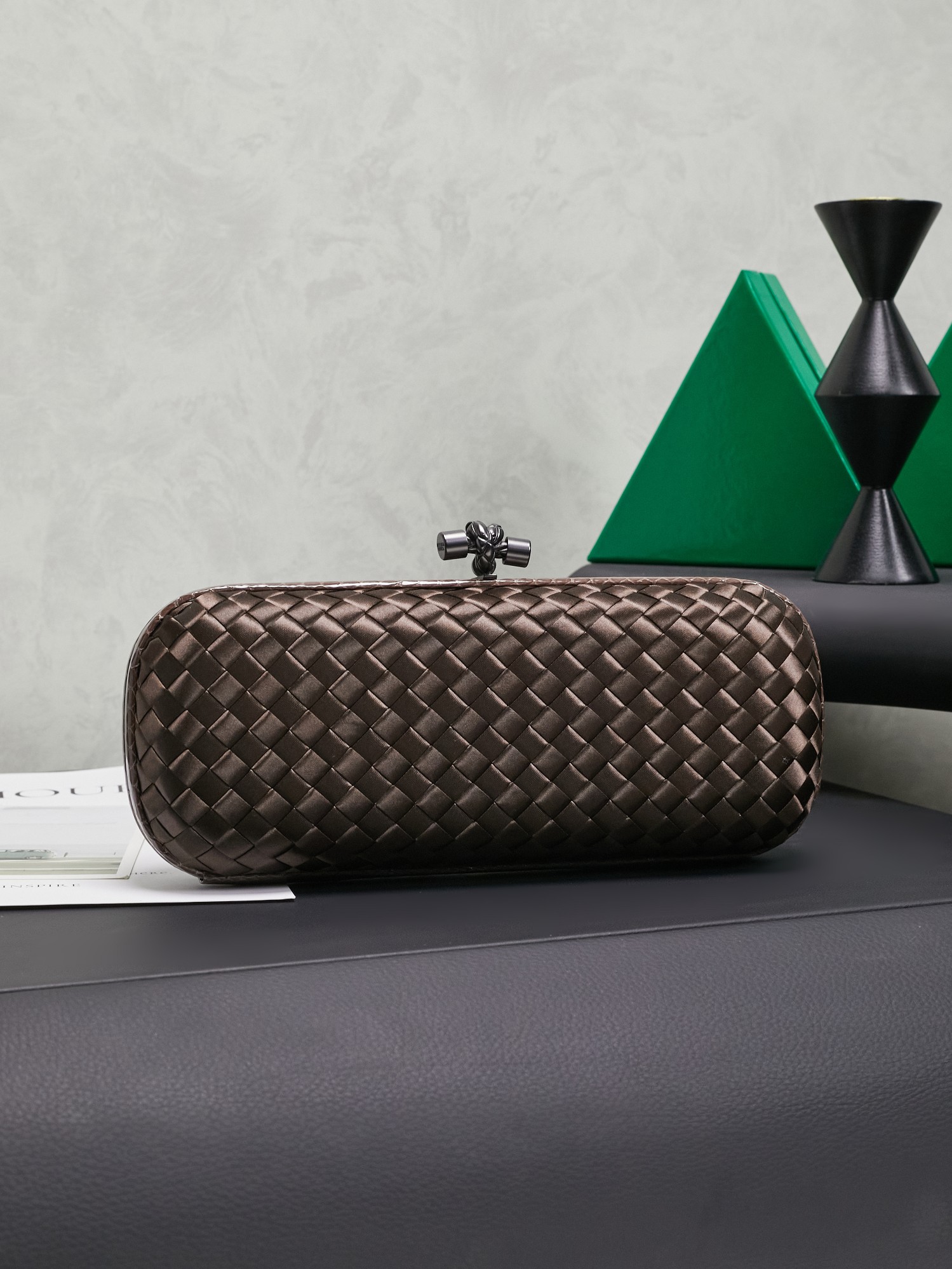 #BV New kont dinner handbag ✨ (8651,25cm) This dazzling dinner bag is full of festive atmosphere 🎄 Super beautiful and practical. Your business card for the party~ 😎 Made of classic silk weaving, it is as noble as gold and silver jewelry, bringing visual impact to the dull wardrobe. It is luxurious and romantic. If you carry it all the time, it will become a very special collection in the bag cabinet 💥💥
Dimensions: 25x10x5