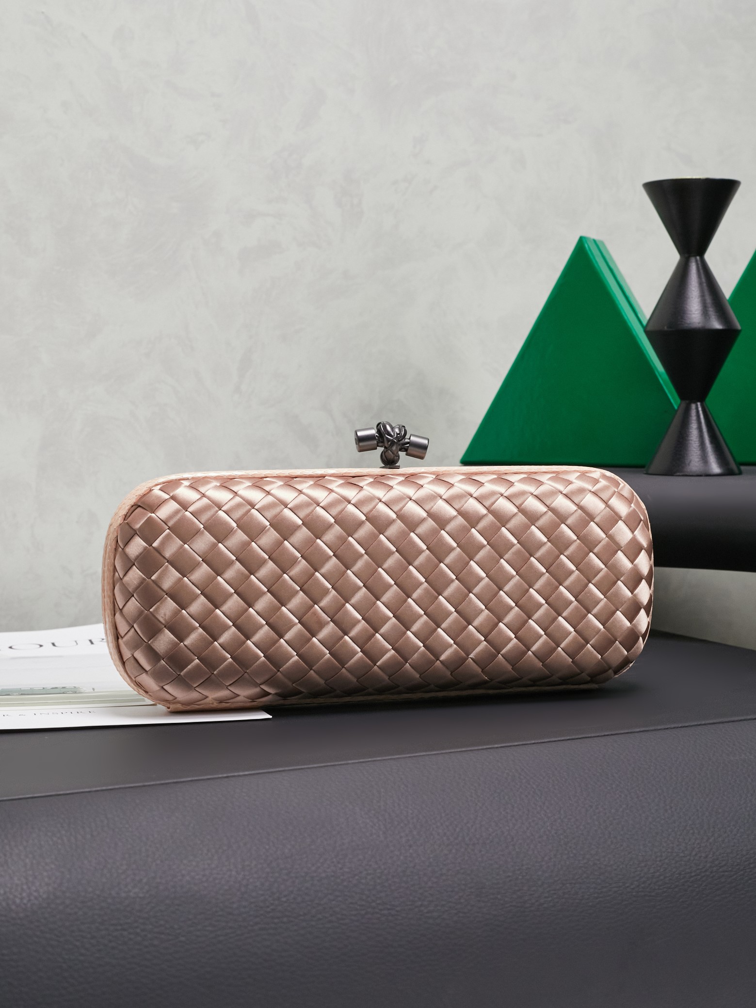 #BV New kont dinner handbag ✨ (8651,25cm) This dazzling dinner bag is full of festive atmosphere 🎄 Super beautiful and practical. Your business card for the party~ 😎 Made of classic silk weaving, it is as noble as gold and silver jewelry, bringing visual impact to the dull wardrobe. It is luxurious and romantic. If you carry it all the time, it will become a very special collection in the bag cabinet 💥💥
Dimensions: 25x10x5