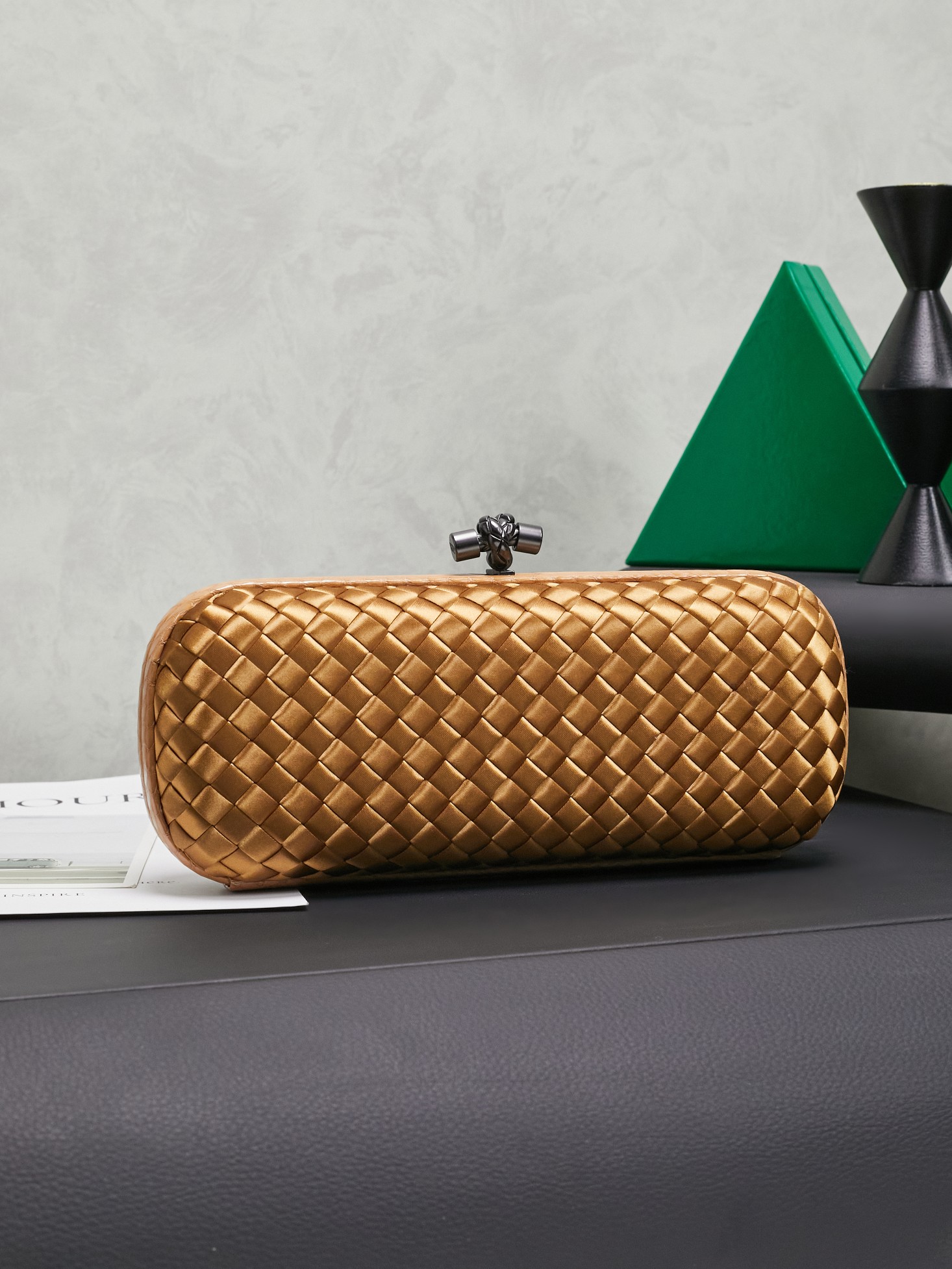 #BV New kont dinner handbag ✨ (8651,25cm) This dazzling dinner bag is full of festive atmosphere 🎄 Super beautiful and practical. Your business card for the party~ 😎 Made of classic silk weaving, it is as noble as gold and silver jewelry, bringing visual impact to the dull wardrobe. It is luxurious and romantic. If you carry it all the time, it will become a very special collection in the bag cabinet 💥💥
Dimensions: 25x10x5