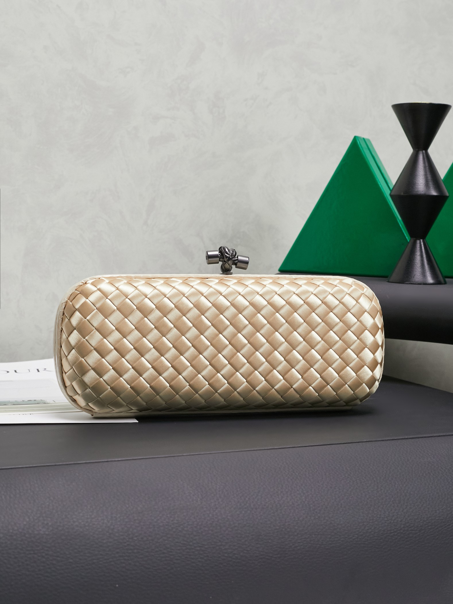 #BV New kont dinner handbag ✨ (8651,25cm) This dazzling dinner bag is full of festive atmosphere 🎄 Super beautiful and practical. Your business card for the party~ 😎 Made of classic silk weaving, it is as noble as gold and silver jewelry, bringing visual impact to the dull wardrobe. It is luxurious and romantic. If you carry it all the time, it will become a very special collection in the bag cabinet 💥💥
Dimensions: 25x10x5