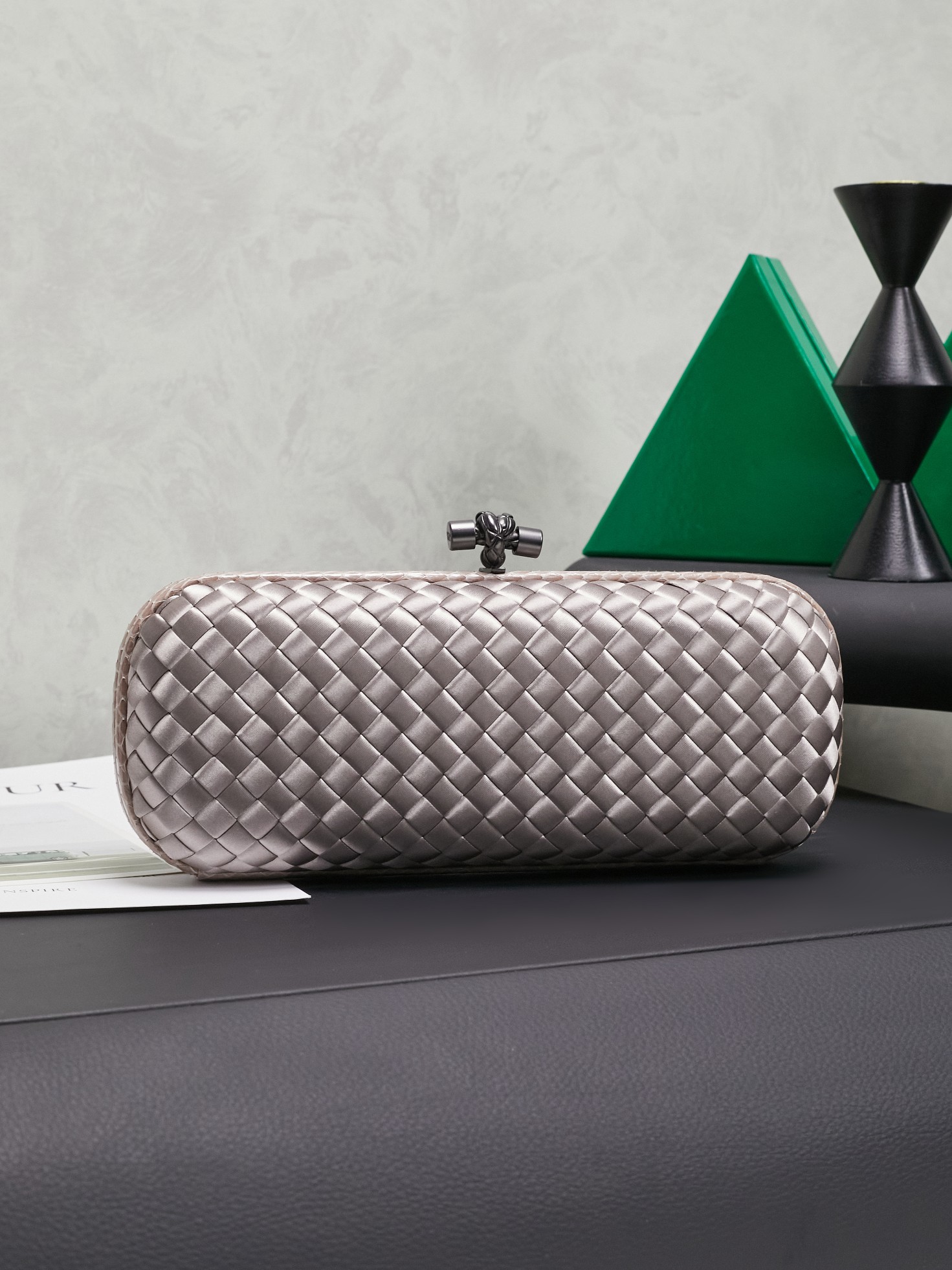 #BV New kont dinner handbag ✨ (8651,25cm) This dazzling dinner bag is full of festive atmosphere 🎄 Super beautiful and practical. Your business card for the party~ 😎 Made of classic silk weaving, it is as noble as gold and silver jewelry, bringing visual impact to the dull wardrobe. It is luxurious and romantic. If you carry it all the time, it will become a very special collection in the bag cabinet 💥💥
Dimensions: 25x10x5