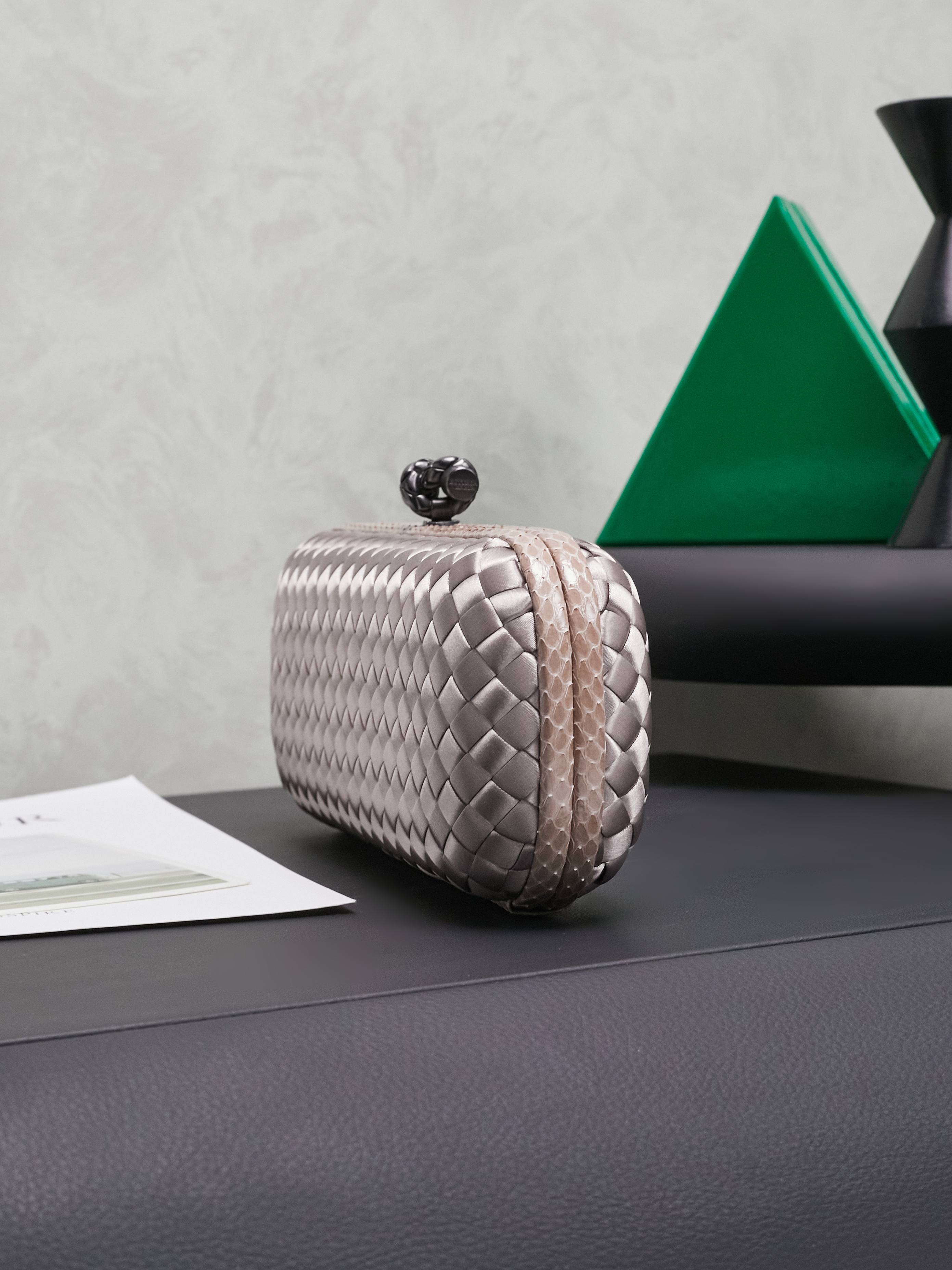 #BV New kont dinner handbag ✨ (8651,25cm) This dazzling dinner bag is full of festive atmosphere 🎄 Super beautiful and practical. Your business card for the party~ 😎 Made of classic silk weaving, it is as noble as gold and silver jewelry, bringing visual impact to the dull wardrobe. It is luxurious and romantic. If you carry it all the time, it will become a very special collection in the bag cabinet 💥💥
Dimensions: 25x10x5 photo 3