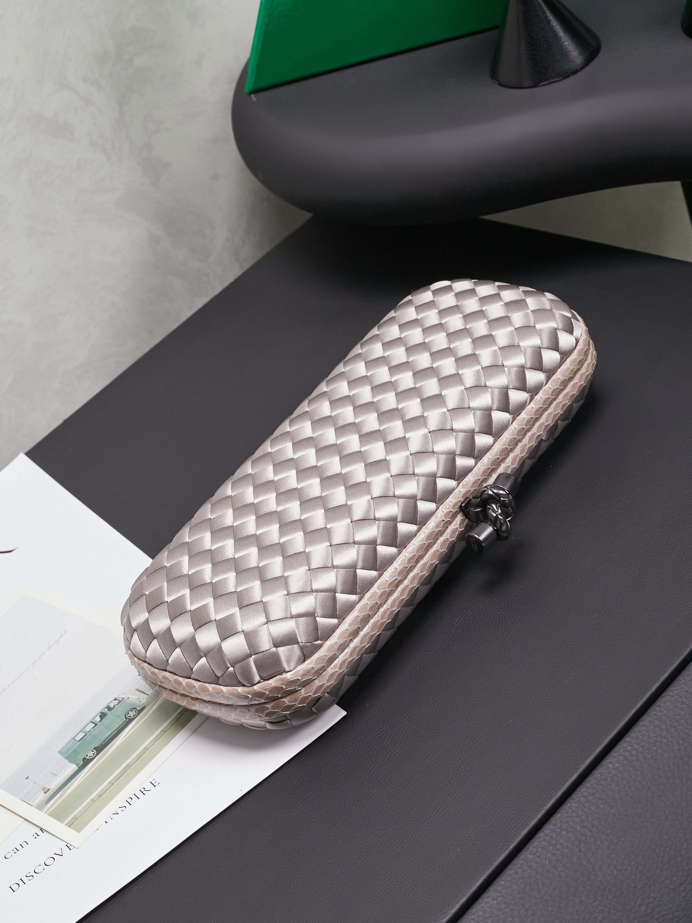 #BV New kont dinner handbag ✨ (8651,25cm) This dazzling dinner bag is full of festive atmosphere 🎄 Super beautiful and practical. Your business card for the party~ 😎 Made of classic silk weaving, it is as noble as gold and silver jewelry, bringing visual impact to the dull wardrobe. It is luxurious and romantic. If you carry it all the time, it will become a very special collection in the bag cabinet 💥💥
Dimensions: 25x10x5 photo 5
