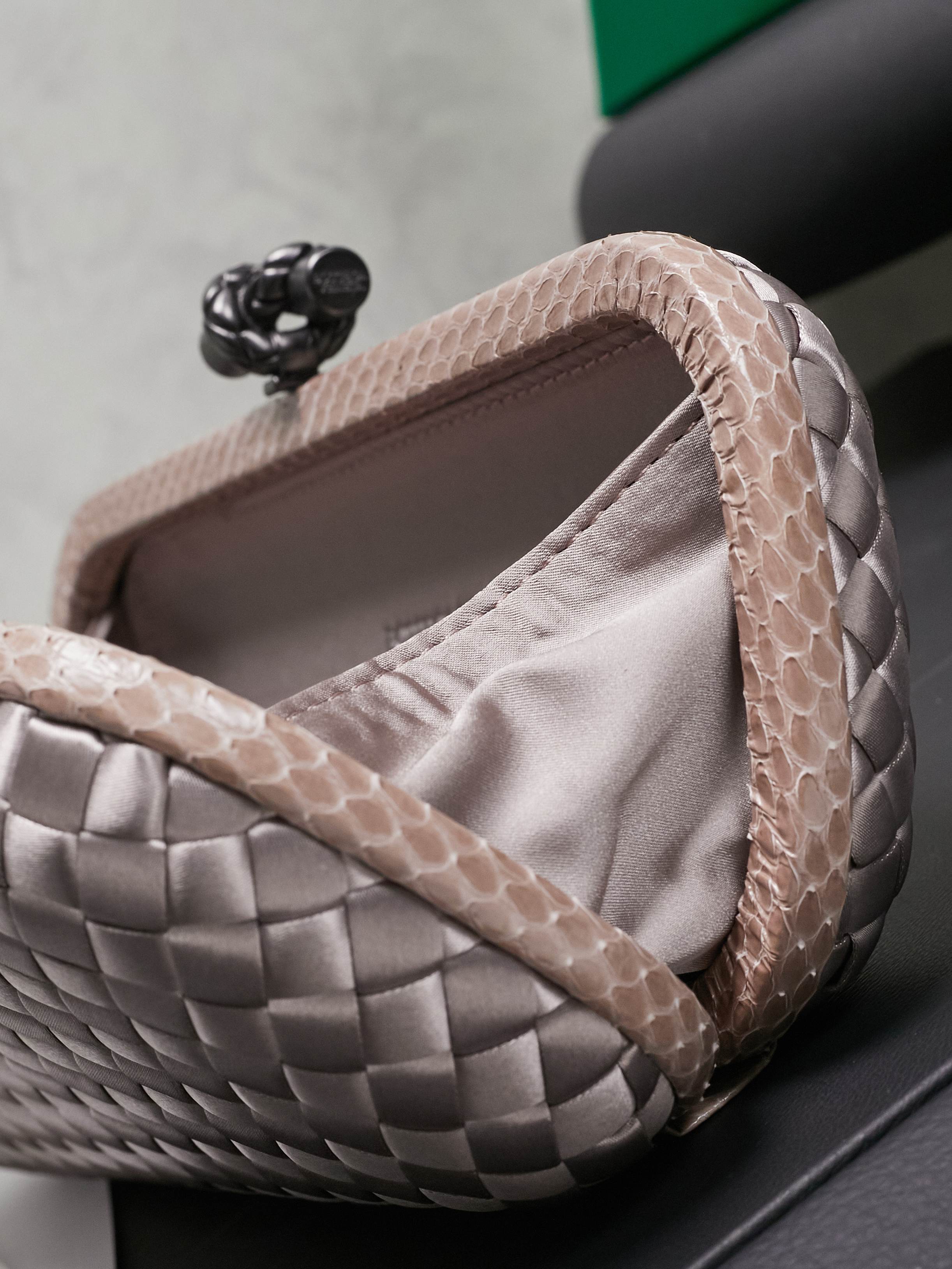 #BV New kont dinner handbag ✨ (8651,25cm) This dazzling dinner bag is full of festive atmosphere 🎄 Super beautiful and practical. Your business card for the party~ 😎 Made of classic silk weaving, it is as noble as gold and silver jewelry, bringing visual impact to the dull wardrobe. It is luxurious and romantic. If you carry it all the time, it will become a very special collection in the bag cabinet 💥💥
Dimensions: 25x10x5 photo 7
