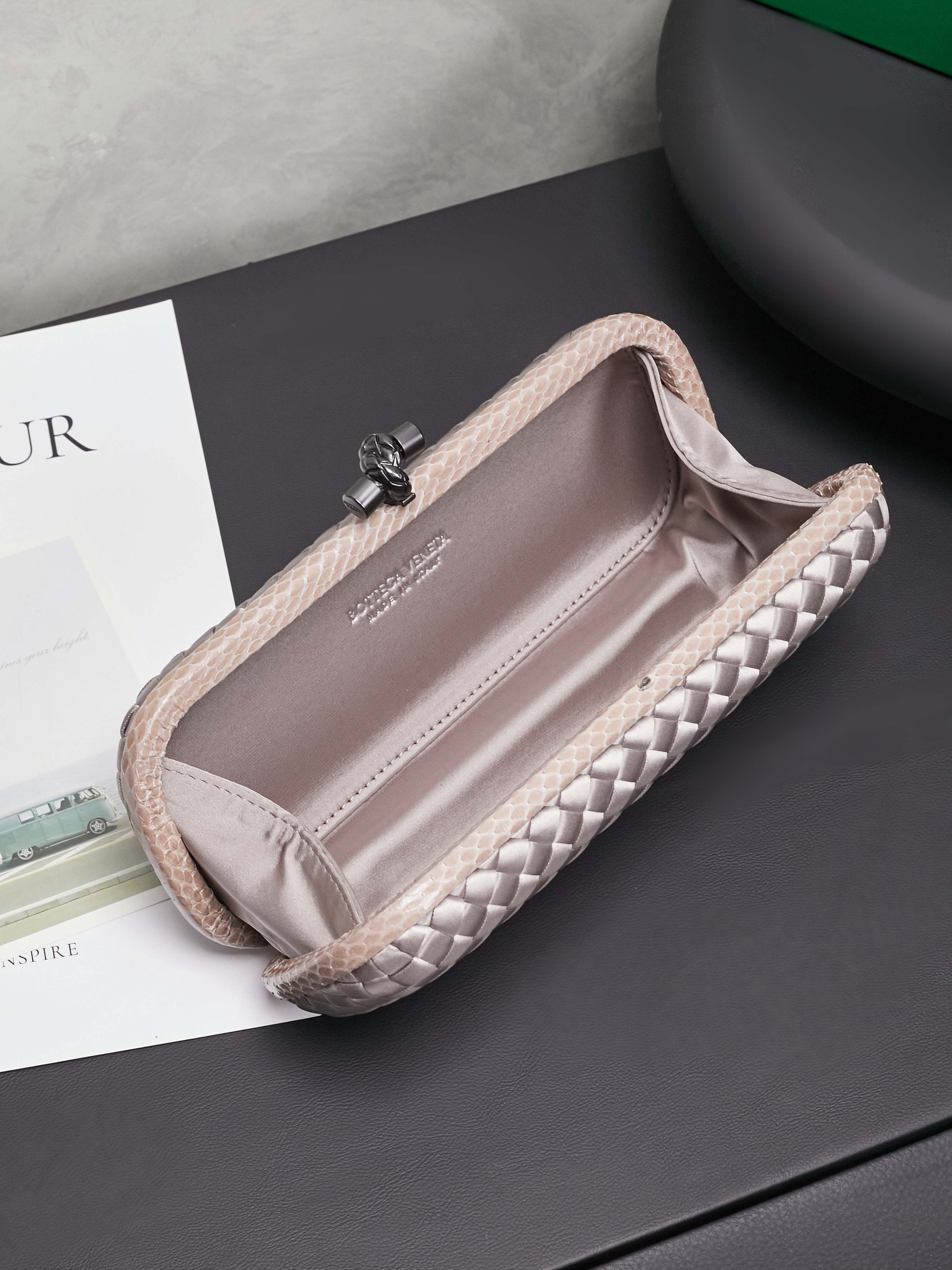 #BV New kont dinner handbag ✨ (8651,25cm) This dazzling dinner bag is full of festive atmosphere 🎄 Super beautiful and practical. Your business card for the party~ 😎 Made of classic silk weaving, it is as noble as gold and silver jewelry, bringing visual impact to the dull wardrobe. It is luxurious and romantic. If you carry it all the time, it will become a very special collection in the bag cabinet 💥💥
Dimensions: 25x10x5 photo 8