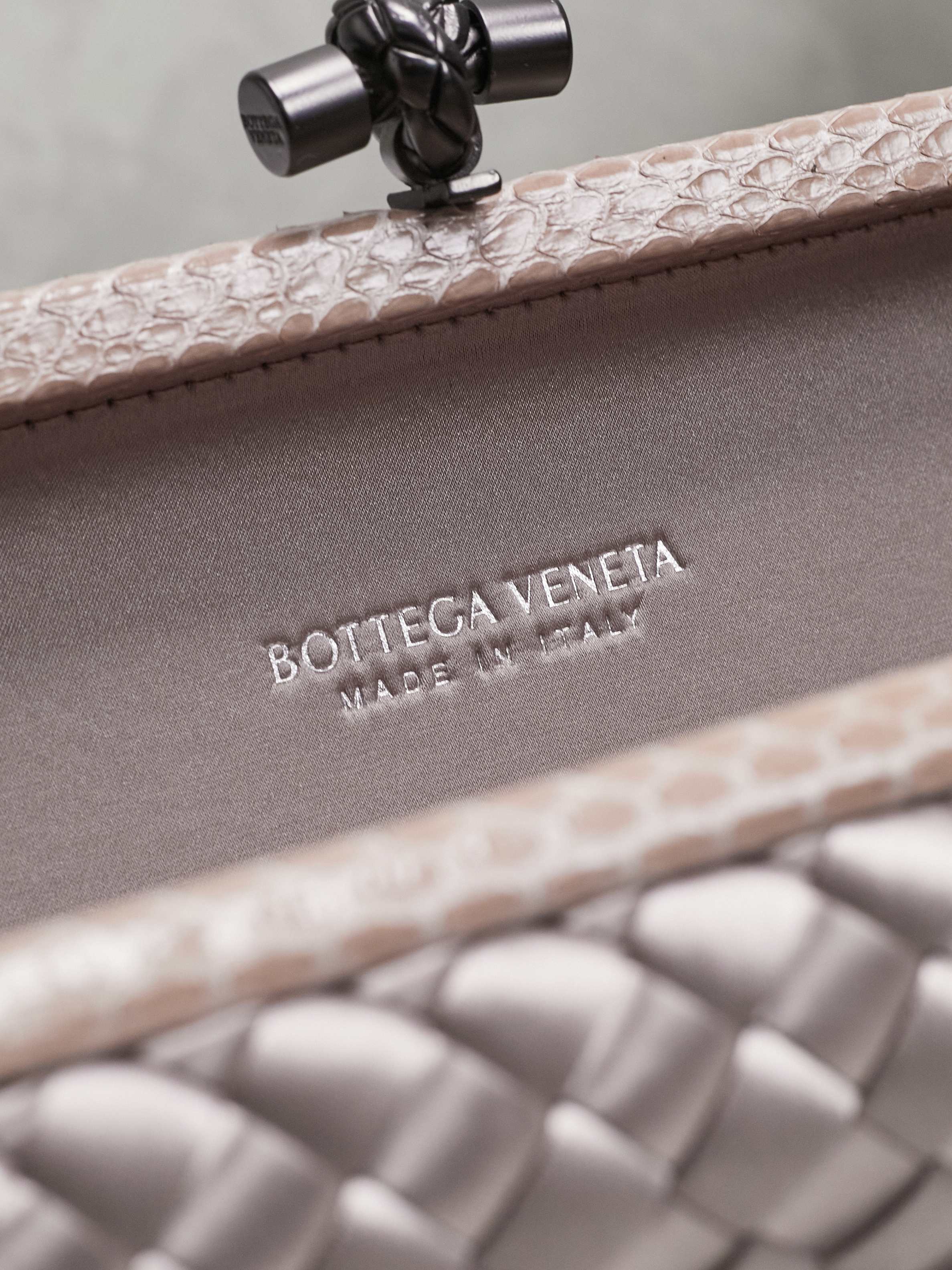#BV New kont dinner handbag ✨ (8651,25cm) This dazzling dinner bag is full of festive atmosphere 🎄 Super beautiful and practical. Your business card for the party~ 😎 Made of classic silk weaving, it is as noble as gold and silver jewelry, bringing visual impact to the dull wardrobe. It is luxurious and romantic. If you carry it all the time, it will become a very special collection in the bag cabinet 💥💥
Dimensions: 25x10x5 photo 9