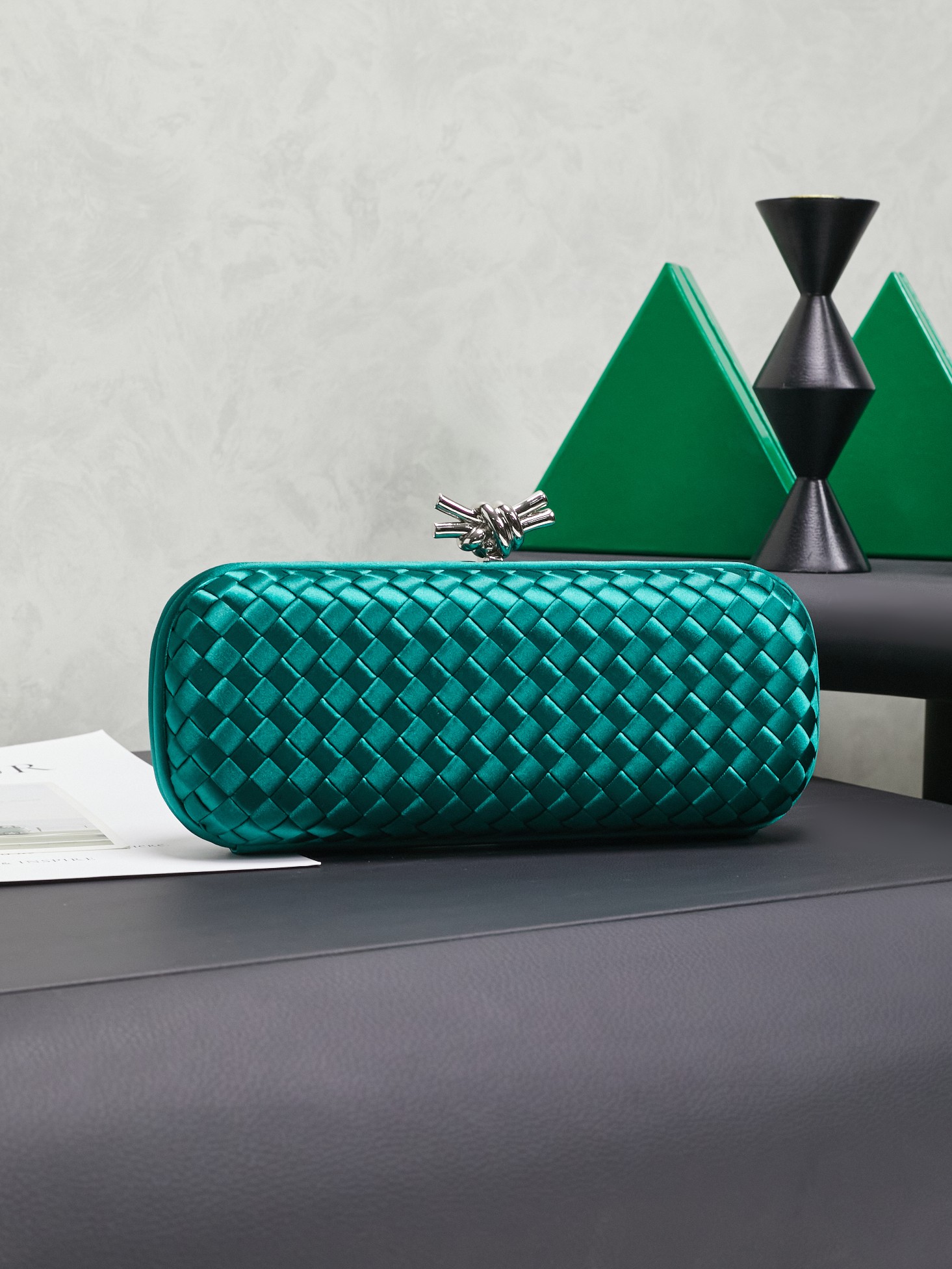 #BV new kont evening handbag ✨ (717622 25cm) This dazzling
B-V🎉Beauty must be impeccable🎉INTRECCIATO woven IMPERO STRETCH KNOT clutch bag, hand-woven silk, smooth satin piping, Intrecciato woven engraved metal buckle, silk satin lining Size: 25x10x5cm