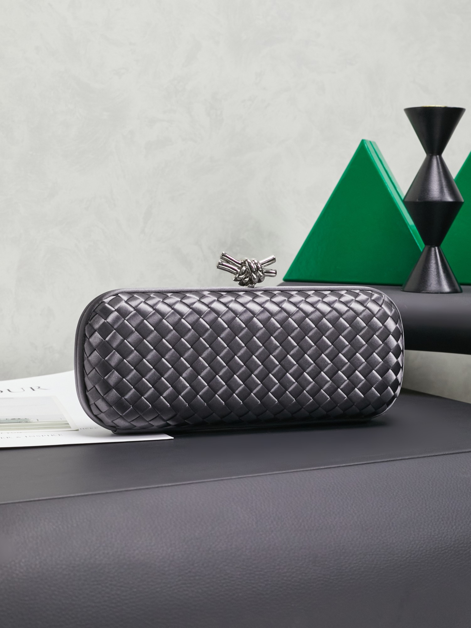 #BV new kont evening handbag ✨ (717622 25cm) This dazzling
B-V🎉Beauty must be impeccable🎉INTRECCIATO woven IMPERO STRETCH KNOT clutch bag, hand-woven silk, smooth satin piping, Intrecciato woven engraved metal buckle, silk satin lining Size: 25x10x5cm