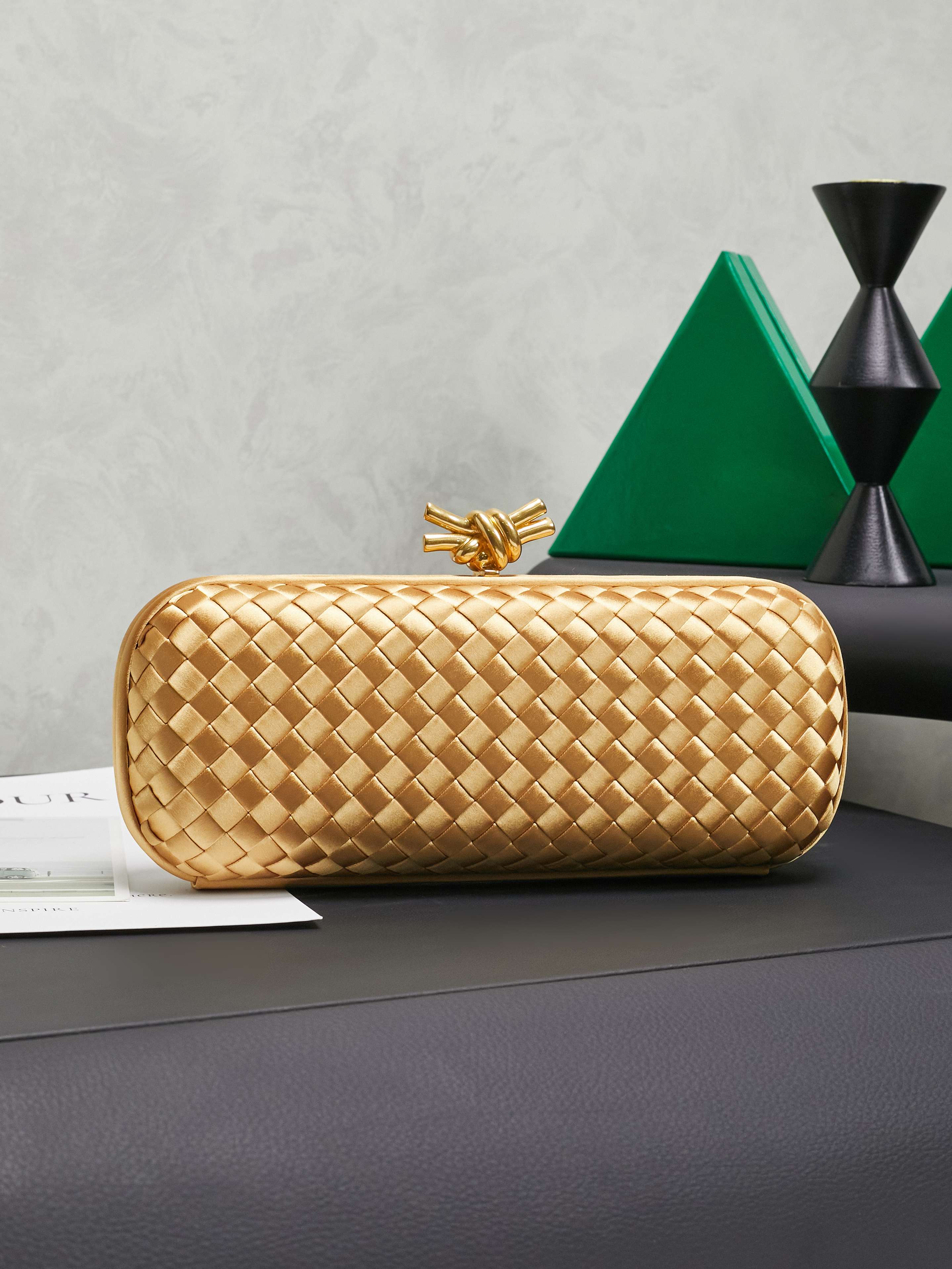 #BV new kont evening handbag ✨ (717622 25cm) This dazzling
B-V🎉Beauty must be impeccable🎉INTRECCIATO woven IMPERO STRETCH KNOT clutch bag, hand-woven silk, smooth satin piping, Intrecciato woven engraved metal buckle, silk satin lining Size: 25x10x5cm