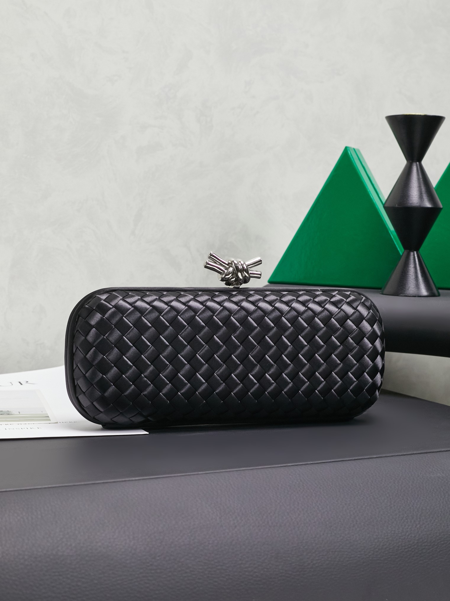 #BV new kont evening handbag ✨ (717622 25cm) This dazzling
B-V🎉Beauty must be impeccable🎉INTRECCIATO woven IMPERO STRETCH KNOT clutch bag, hand-woven silk, smooth satin piping, Intrecciato woven engraved metal buckle, silk satin lining Size: 25x10x5cm