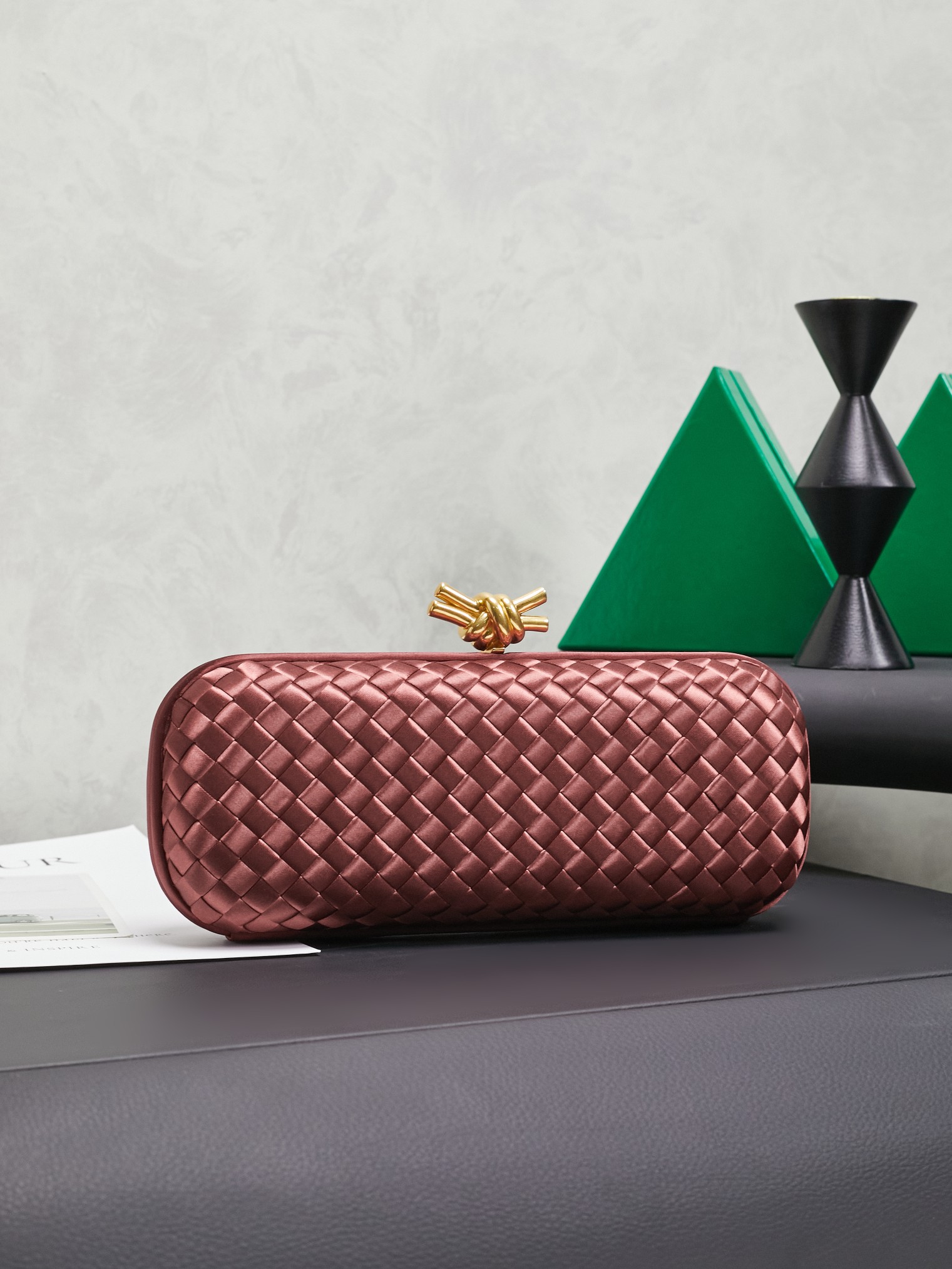 #BV new kont evening handbag ✨ (717622 25cm) This dazzling
B-V🎉Beauty must be impeccable🎉INTRECCIATO woven IMPERO STRETCH KNOT clutch bag, hand-woven silk, smooth satin piping, Intrecciato woven engraved metal buckle, silk satin lining Size: 25x10x5cm