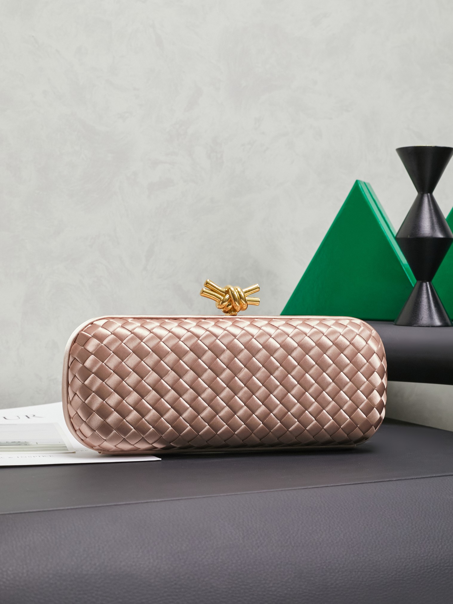 #BV new kont evening handbag ✨ (717622 25cm) This dazzling
B-V🎉Beauty must be impeccable🎉INTRECCIATO woven IMPERO STRETCH KNOT clutch bag, hand-woven silk, smooth satin piping, Intrecciato woven engraved metal buckle, silk satin lining Size: 25x10x5cm