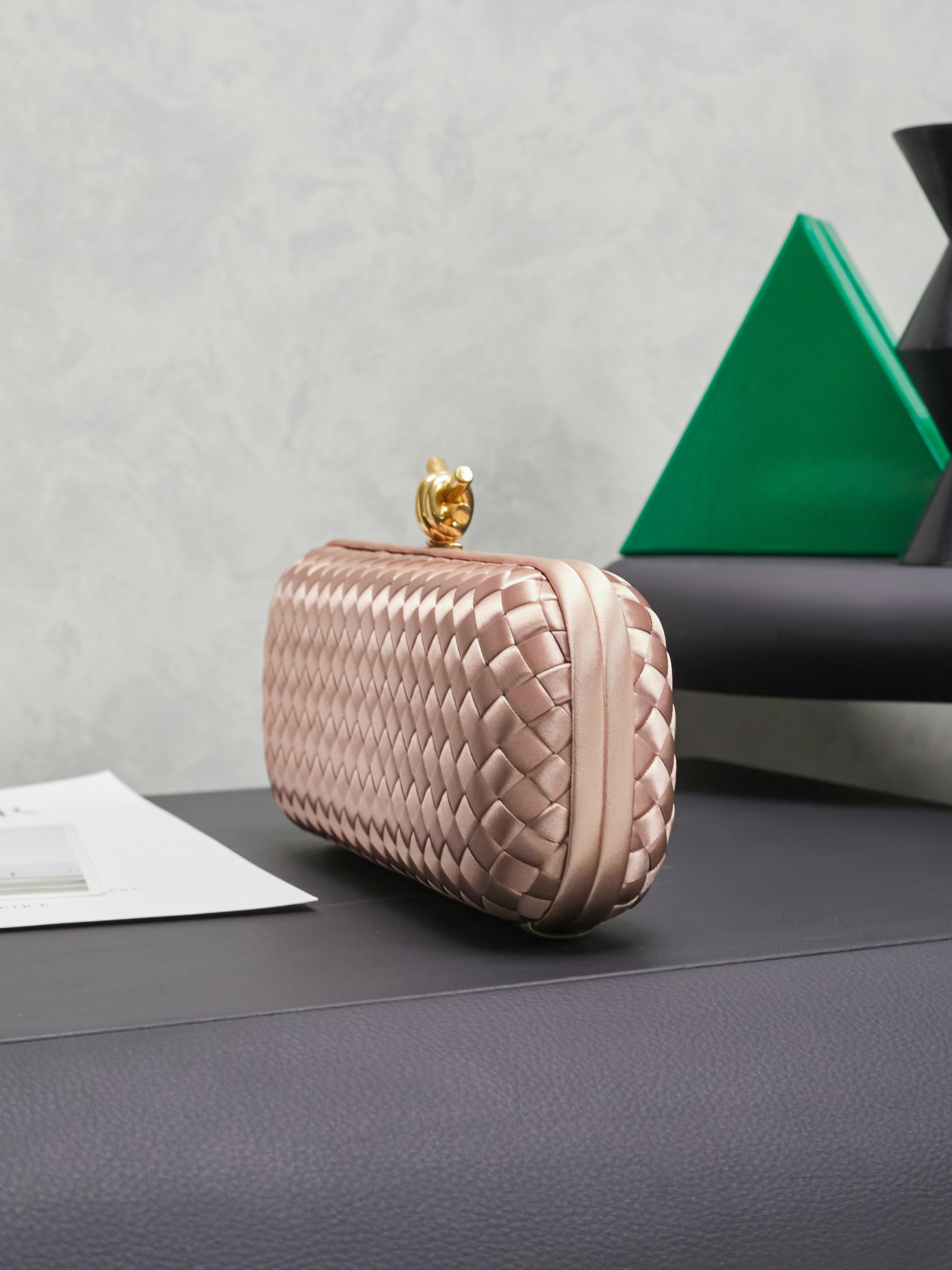 #BV new kont evening handbag ✨ (717622 25cm) This dazzling
B-V🎉Beauty must be impeccable🎉INTRECCIATO woven IMPERO STRETCH KNOT clutch bag, hand-woven silk, smooth satin piping, Intrecciato woven engraved metal buckle, silk satin lining Size: 25x10x5cm photo 3