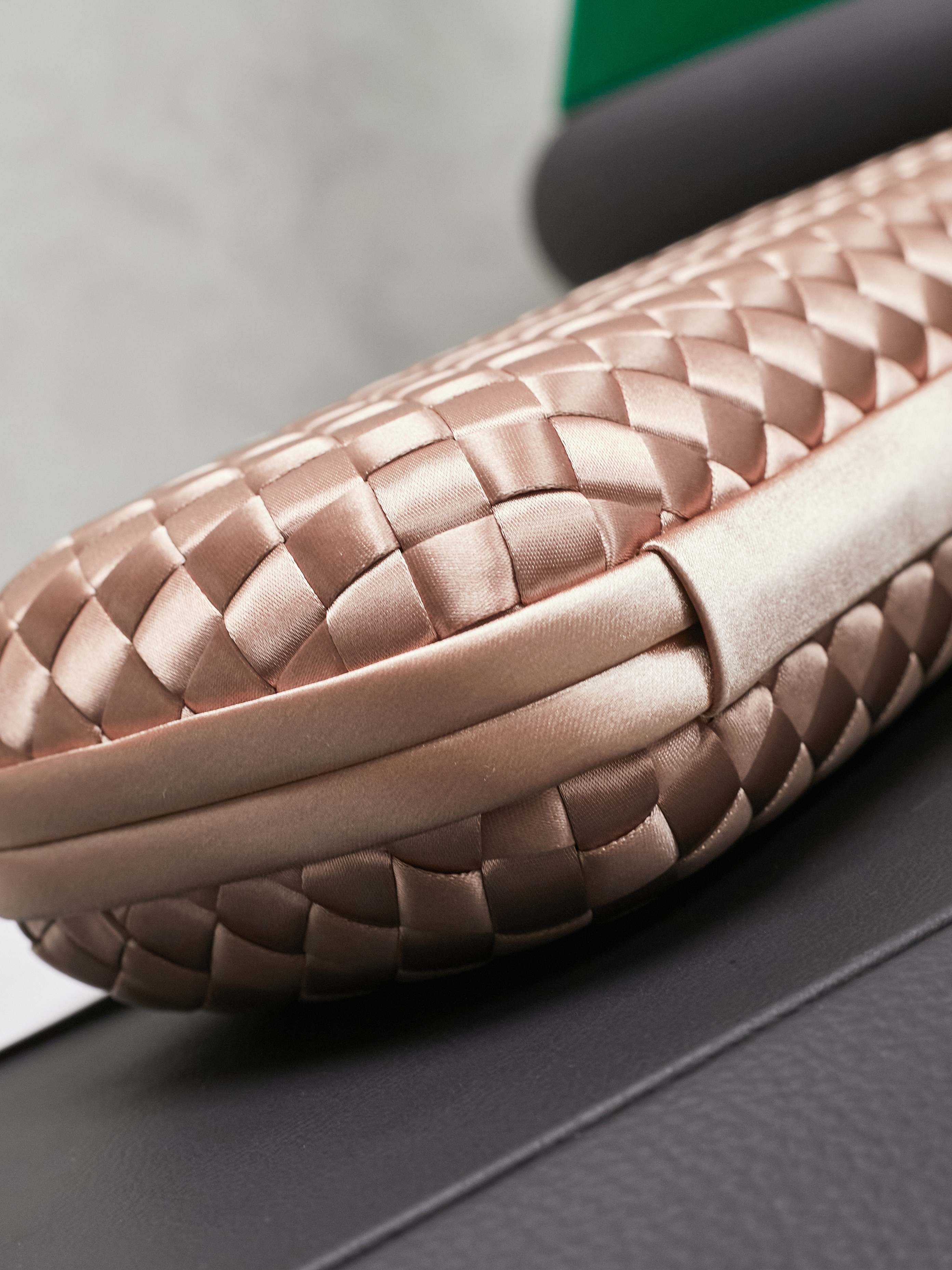 #BV new kont evening handbag ✨ (717622 25cm) This dazzling
B-V🎉Beauty must be impeccable🎉INTRECCIATO woven IMPERO STRETCH KNOT clutch bag, hand-woven silk, smooth satin piping, Intrecciato woven engraved metal buckle, silk satin lining Size: 25x10x5cm photo 4