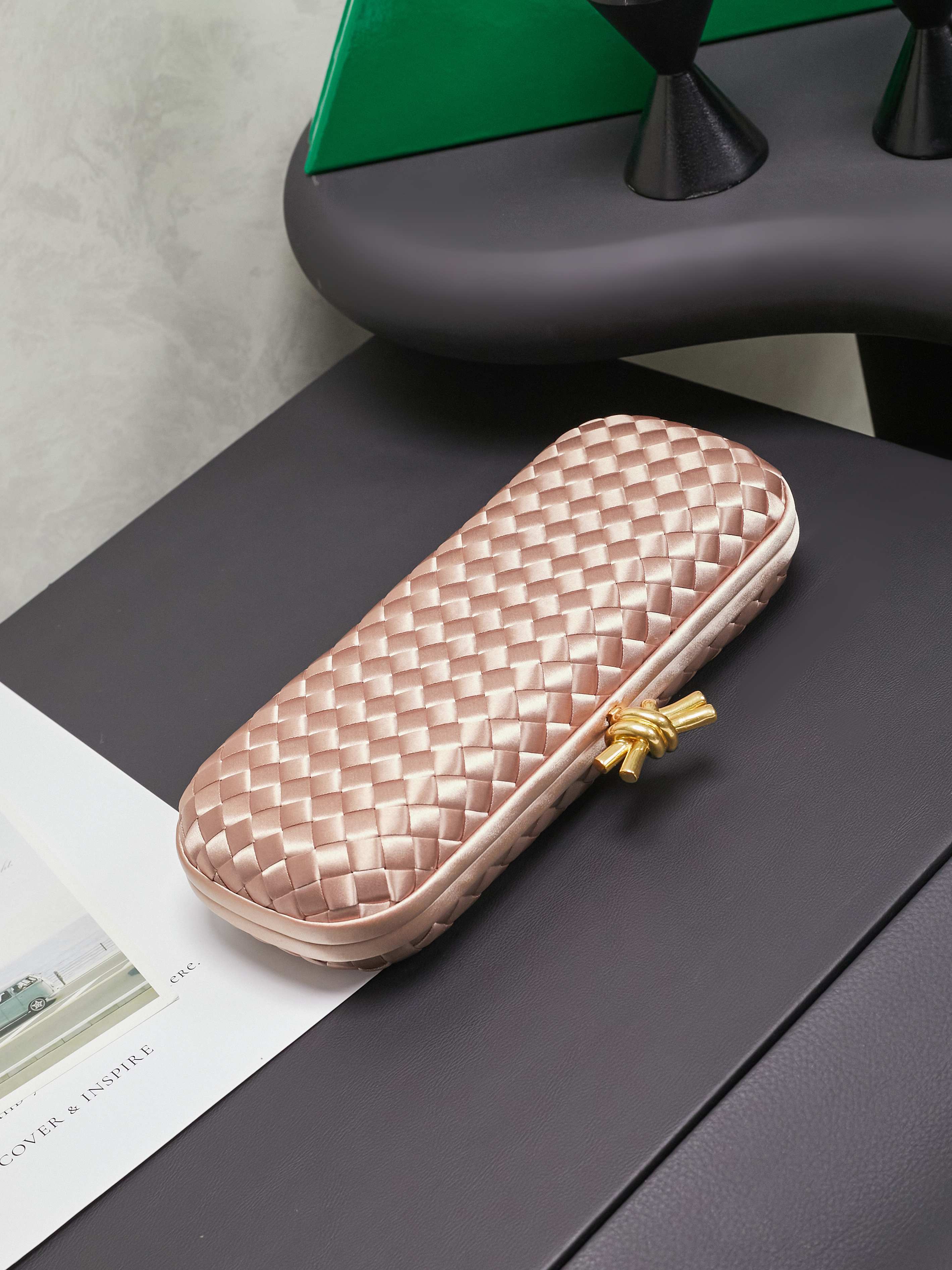 #BV new kont evening handbag ✨ (717622 25cm) This dazzling
B-V🎉Beauty must be impeccable🎉INTRECCIATO woven IMPERO STRETCH KNOT clutch bag, hand-woven silk, smooth satin piping, Intrecciato woven engraved metal buckle, silk satin lining Size: 25x10x5cm photo 5