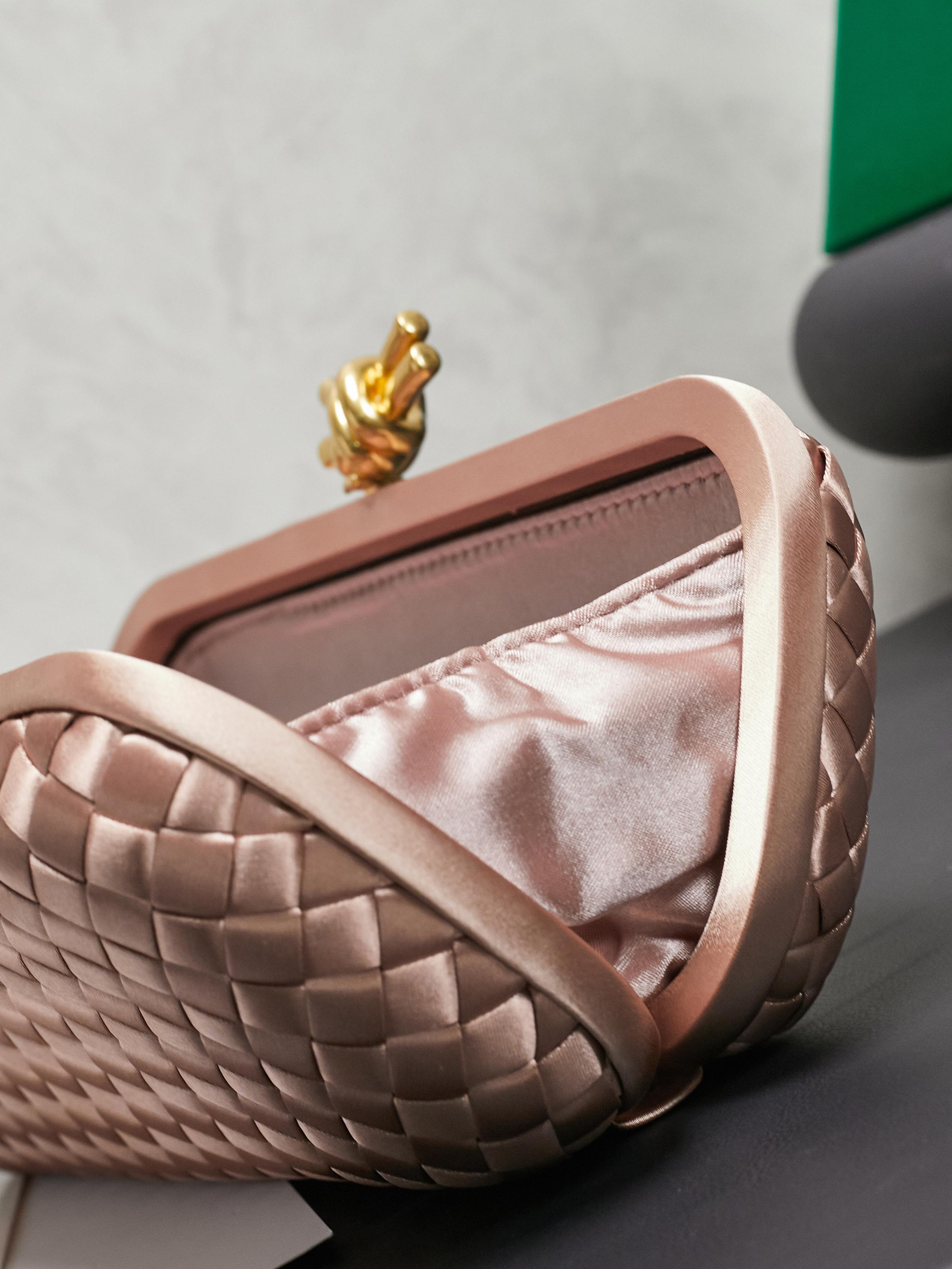 #BV new kont evening handbag ✨ (717622 25cm) This dazzling
B-V🎉Beauty must be impeccable🎉INTRECCIATO woven IMPERO STRETCH KNOT clutch bag, hand-woven silk, smooth satin piping, Intrecciato woven engraved metal buckle, silk satin lining Size: 25x10x5cm photo 6