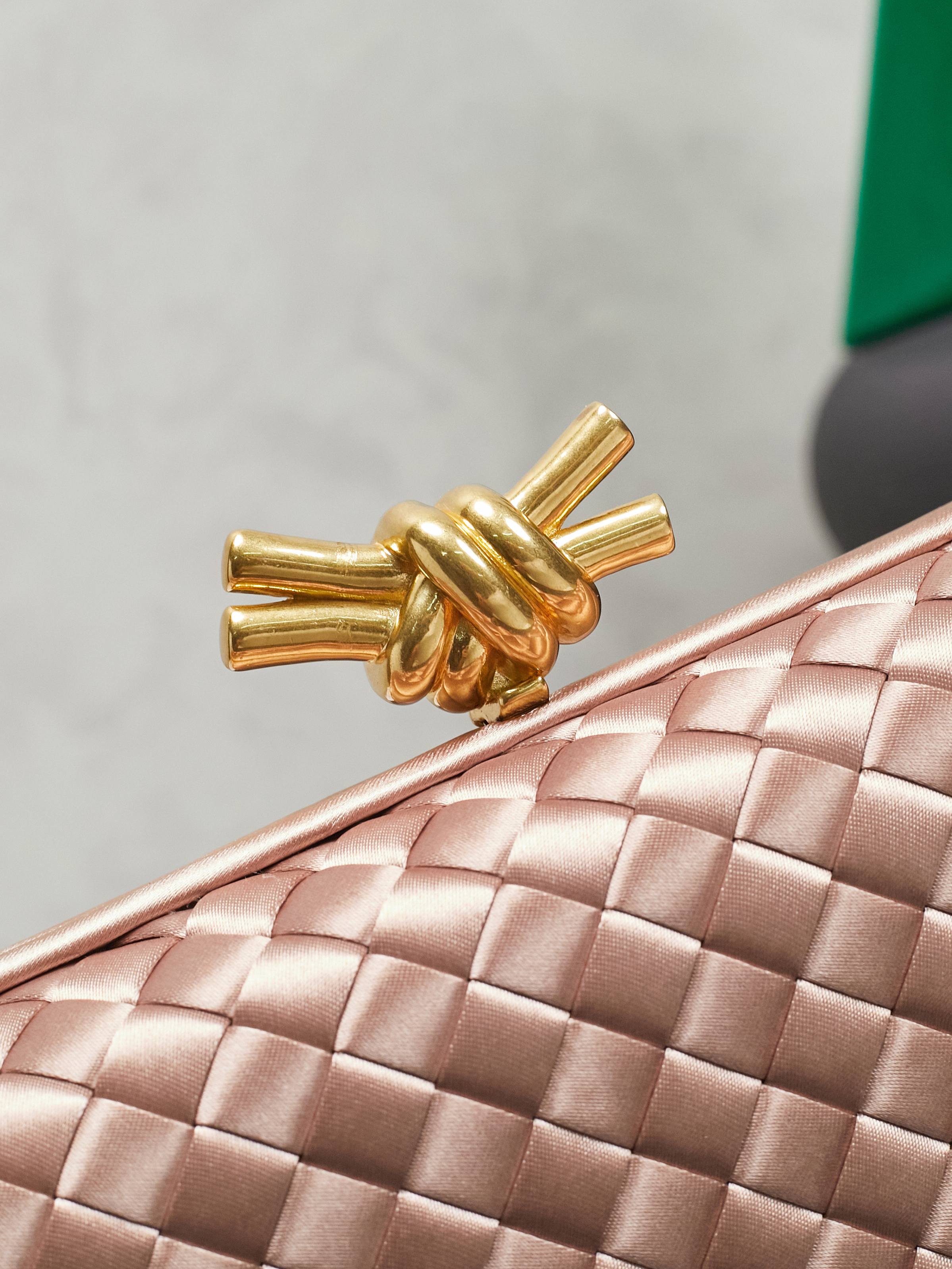 #BV new kont evening handbag ✨ (717622 25cm) This dazzling
B-V🎉Beauty must be impeccable🎉INTRECCIATO woven IMPERO STRETCH KNOT clutch bag, hand-woven silk, smooth satin piping, Intrecciato woven engraved metal buckle, silk satin lining Size: 25x10x5cm photo 7