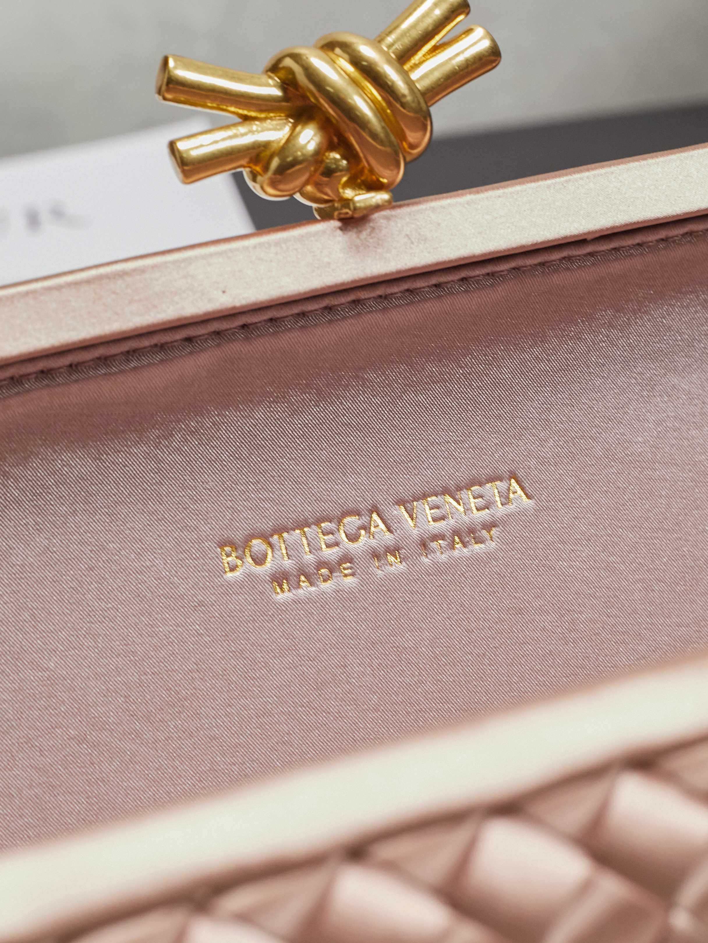#BV new kont evening handbag ✨ (717622 25cm) This dazzling
B-V🎉Beauty must be impeccable🎉INTRECCIATO woven IMPERO STRETCH KNOT clutch bag, hand-woven silk, smooth satin piping, Intrecciato woven engraved metal buckle, silk satin lining Size: 25x10x5cm photo 8