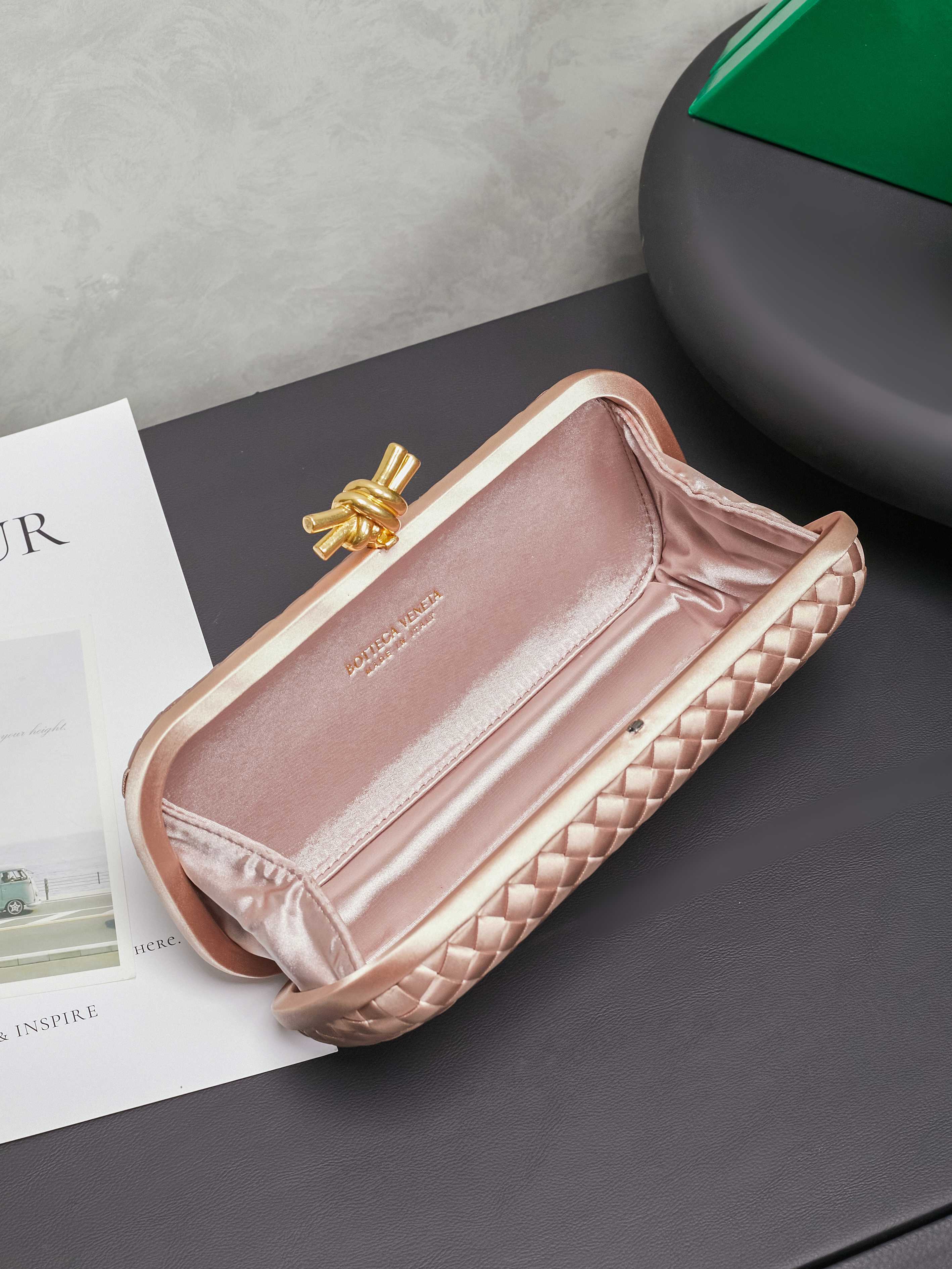 #BV new kont evening handbag ✨ (717622 25cm) This dazzling
B-V🎉Beauty must be impeccable🎉INTRECCIATO woven IMPERO STRETCH KNOT clutch bag, hand-woven silk, smooth satin piping, Intrecciato woven engraved metal buckle, silk satin lining Size: 25x10x5cm photo 9