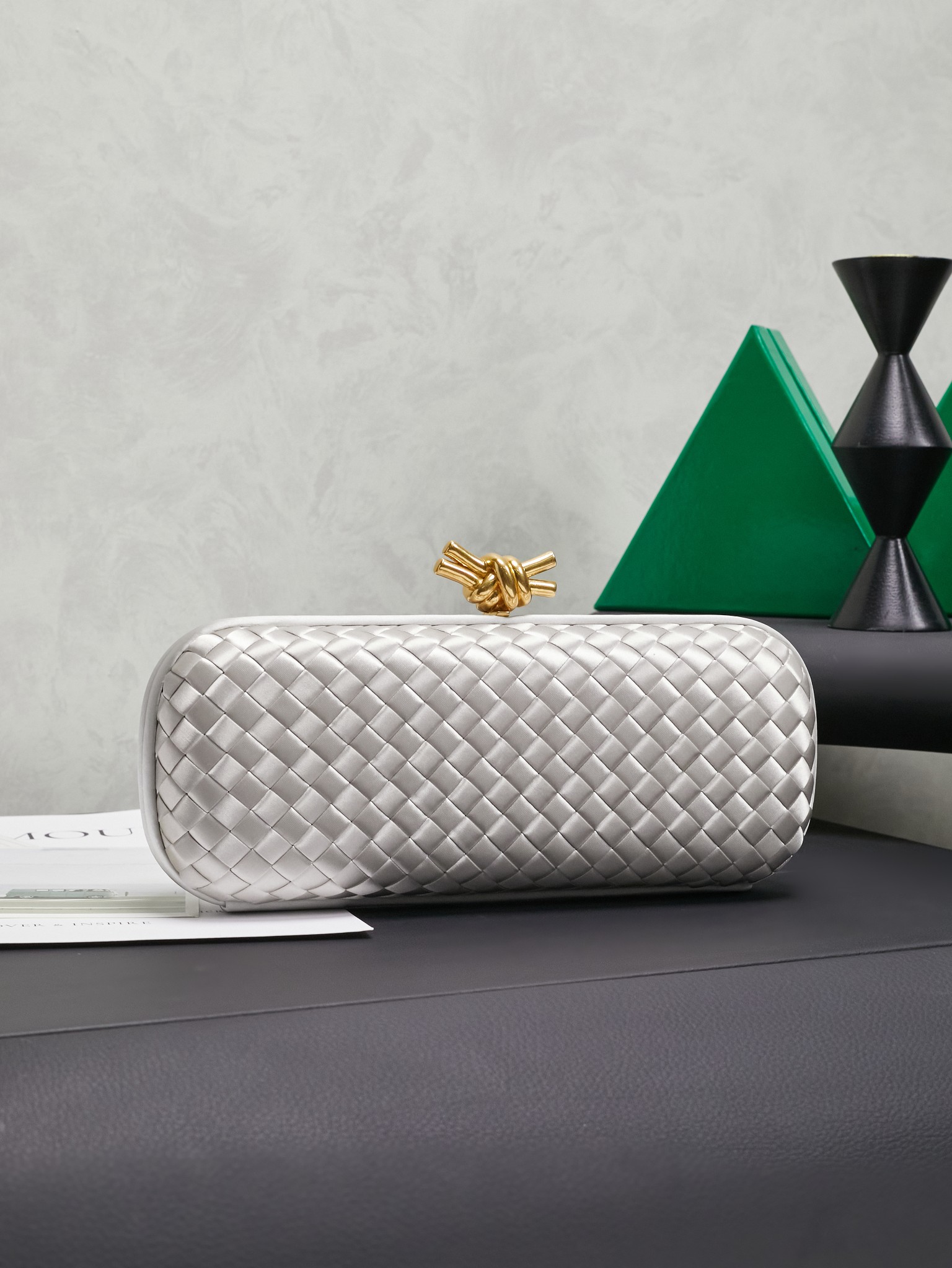 #BV new kont evening handbag ✨ (717622 25cm) This dazzling
B-V🎉Beauty must be impeccable🎉INTRECCIATO woven IMPERO STRETCH KNOT clutch bag, hand-woven silk, smooth satin piping, Intrecciato woven engraved metal buckle, silk satin lining Size: 25x10x5cm