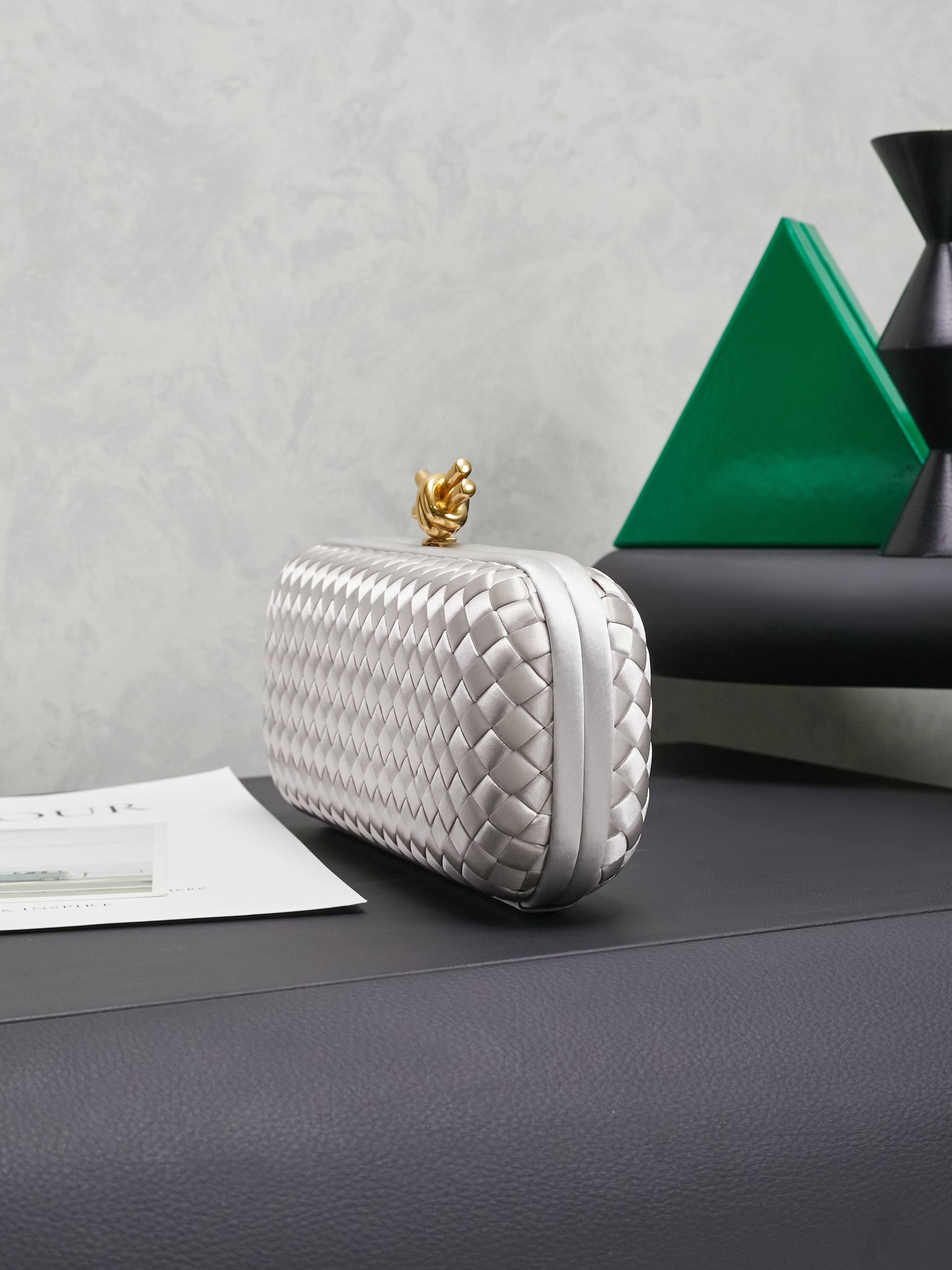 #BV new kont evening handbag ✨ (717622 25cm) This dazzling
B-V🎉Beauty must be impeccable🎉INTRECCIATO woven IMPERO STRETCH KNOT clutch bag, hand-woven silk, smooth satin piping, Intrecciato woven engraved metal buckle, silk satin lining Size: 25x10x5cm photo 4