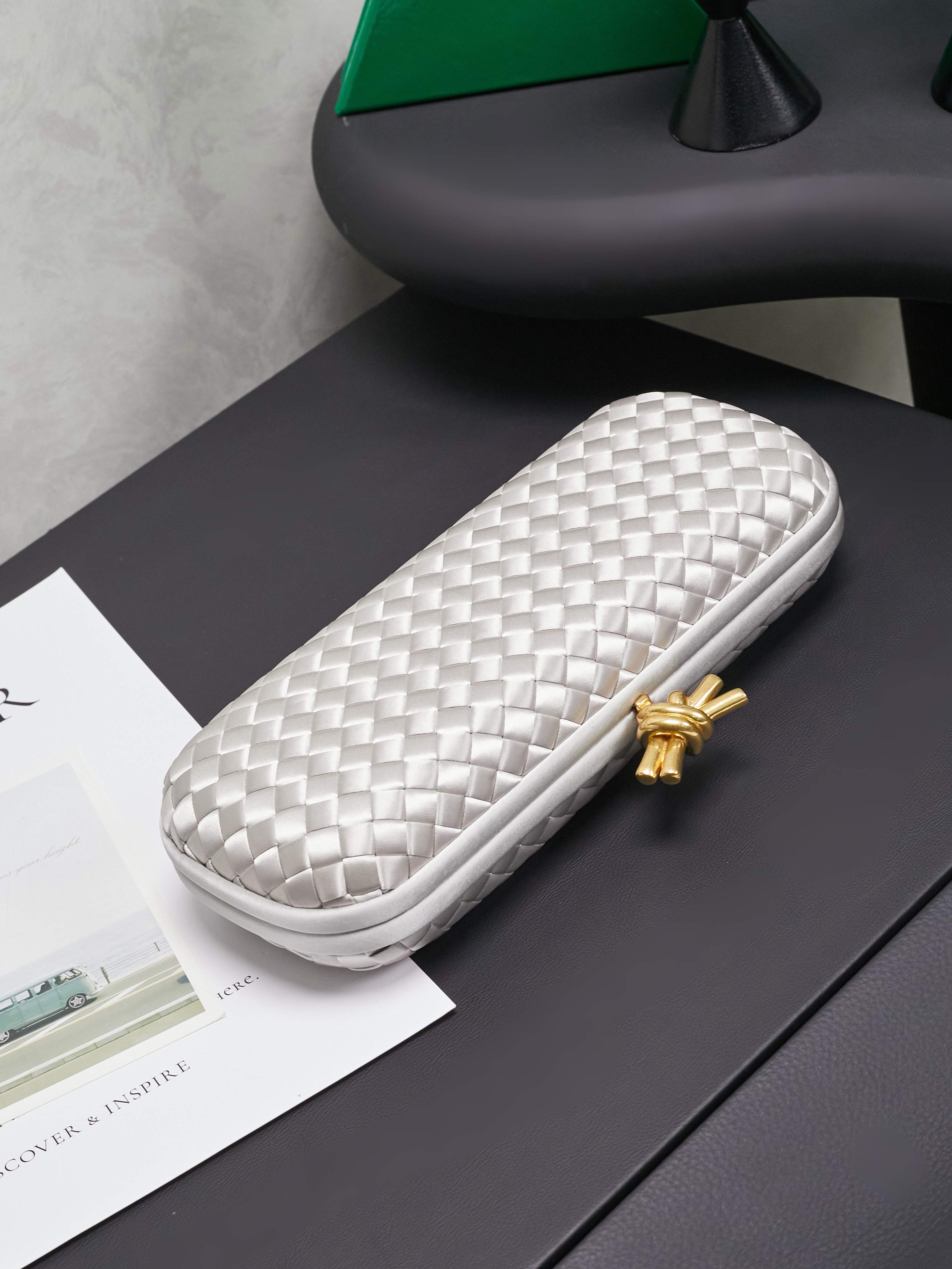 #BV new kont evening handbag ✨ (717622 25cm) This dazzling
B-V🎉Beauty must be impeccable🎉INTRECCIATO woven IMPERO STRETCH KNOT clutch bag, hand-woven silk, smooth satin piping, Intrecciato woven engraved metal buckle, silk satin lining Size: 25x10x5cm photo 5