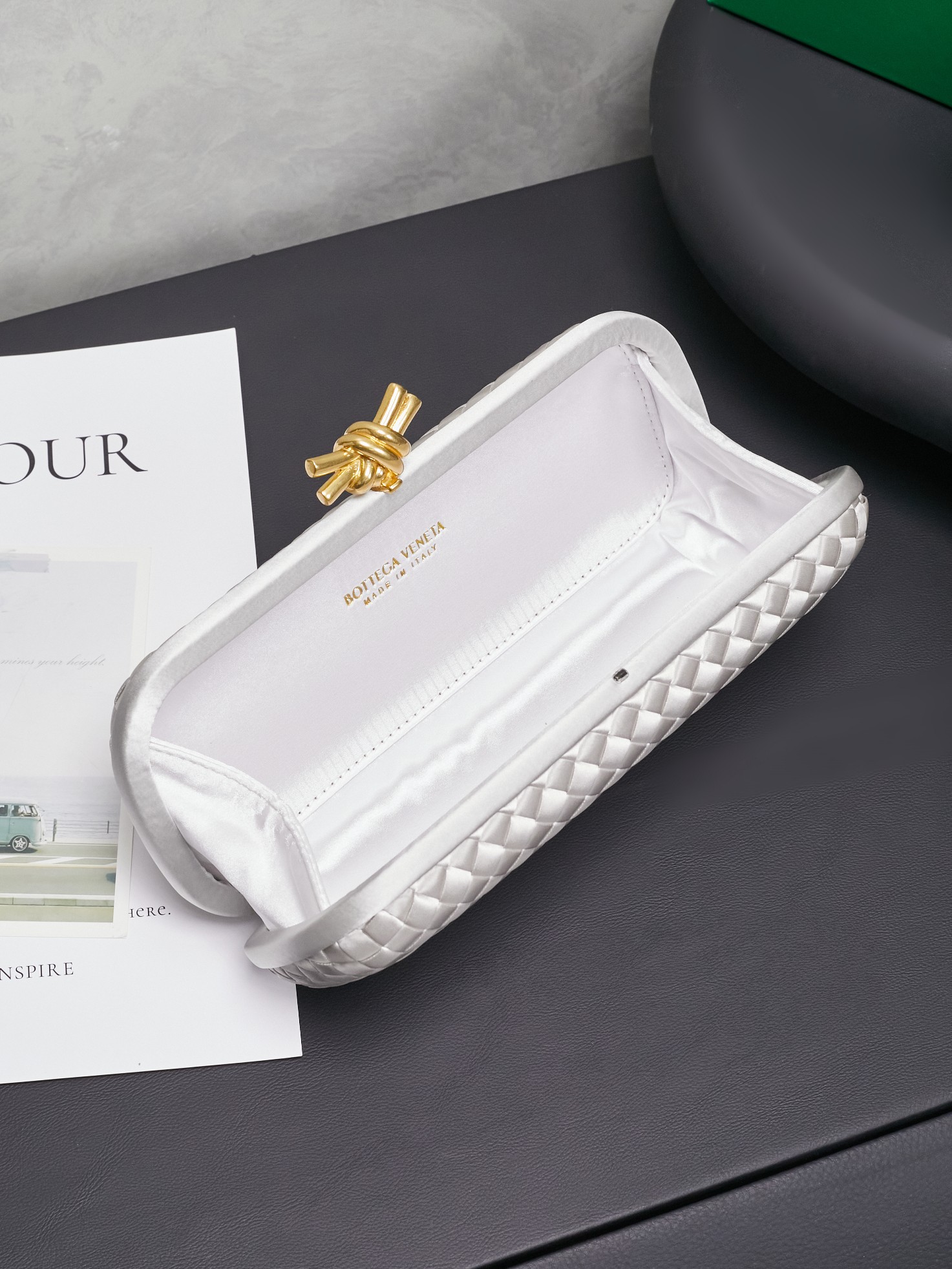 #BV new kont evening handbag ✨ (717622 25cm) This dazzling
B-V🎉Beauty must be impeccable🎉INTRECCIATO woven IMPERO STRETCH KNOT clutch bag, hand-woven silk, smooth satin piping, Intrecciato woven engraved metal buckle, silk satin lining Size: 25x10x5cm photo 6