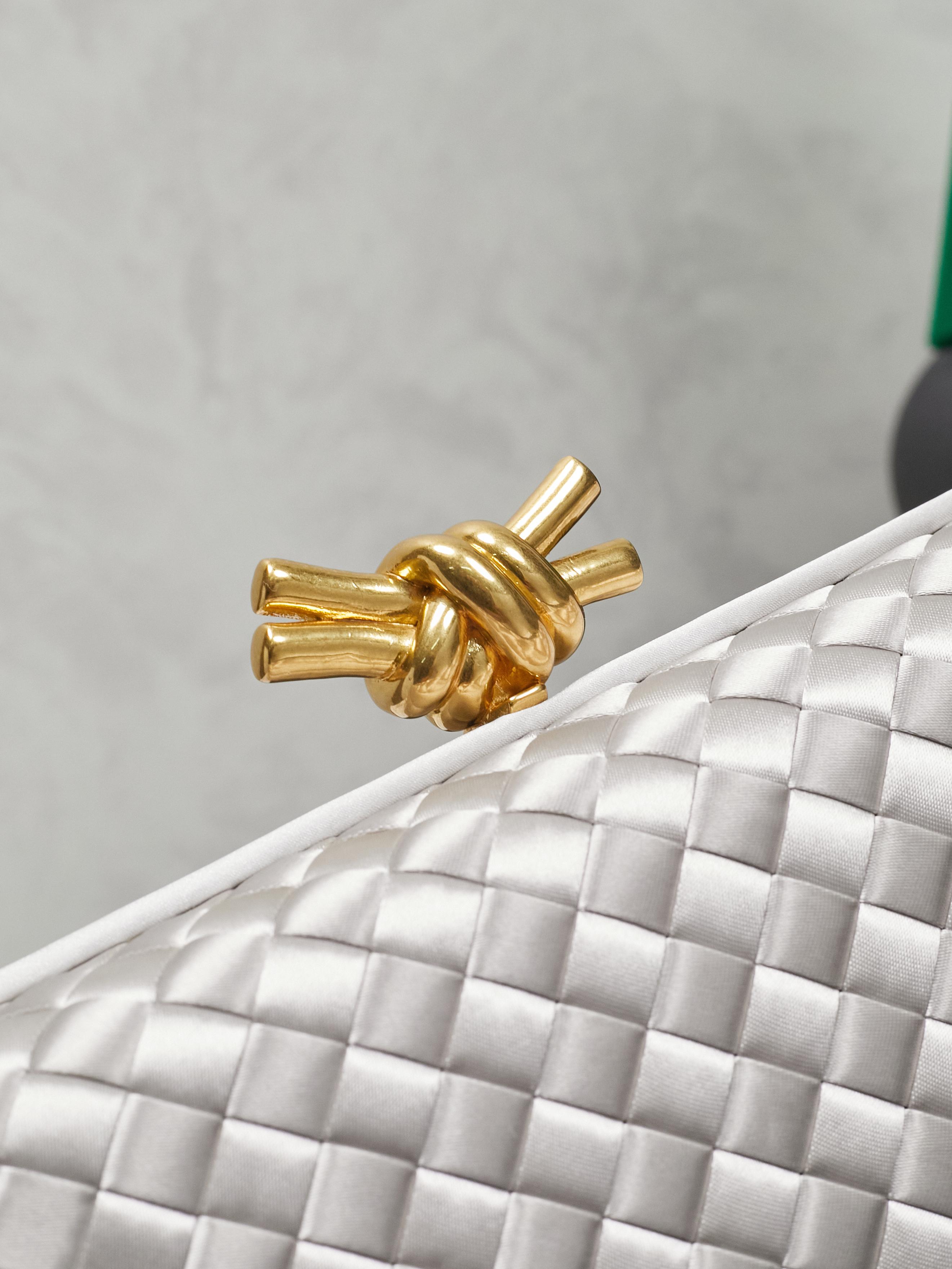 #BV new kont evening handbag ✨ (717622 25cm) This dazzling
B-V🎉Beauty must be impeccable🎉INTRECCIATO woven IMPERO STRETCH KNOT clutch bag, hand-woven silk, smooth satin piping, Intrecciato woven engraved metal buckle, silk satin lining Size: 25x10x5cm photo 7