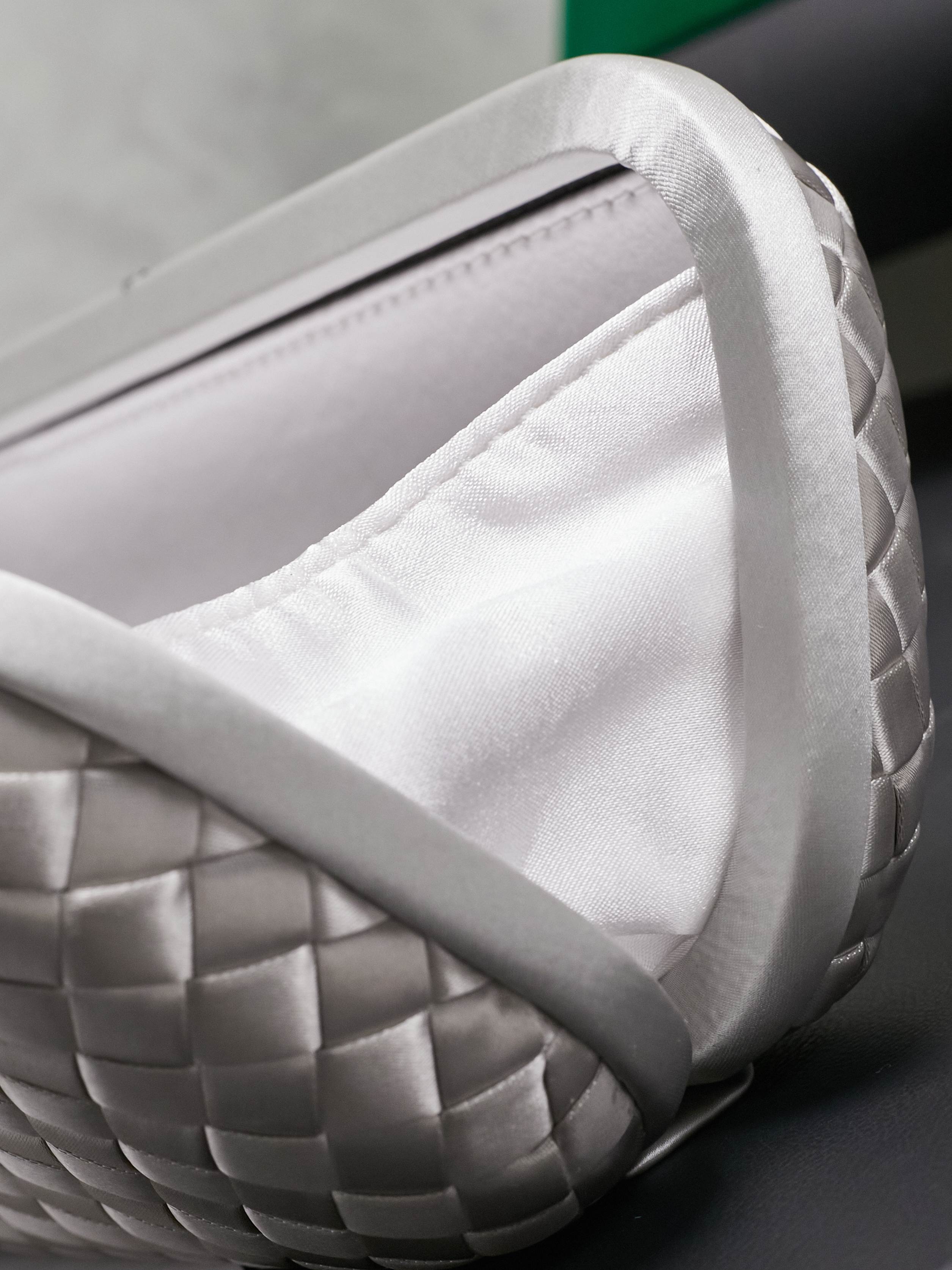 #BV new kont evening handbag ✨ (717622 25cm) This dazzling
B-V🎉Beauty must be impeccable🎉INTRECCIATO woven IMPERO STRETCH KNOT clutch bag, hand-woven silk, smooth satin piping, Intrecciato woven engraved metal buckle, silk satin lining Size: 25x10x5cm photo 8