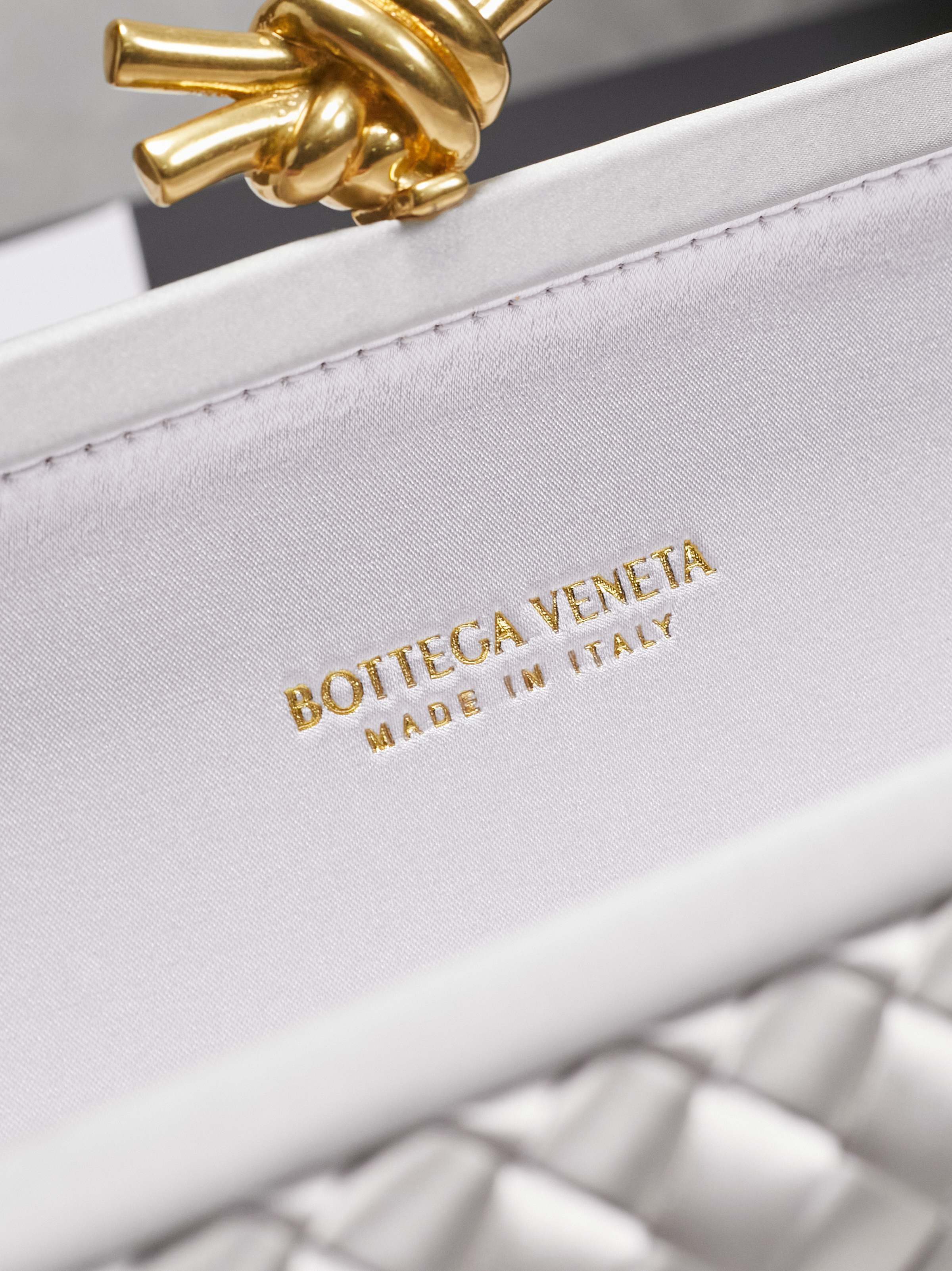 #BV new kont evening handbag ✨ (717622 25cm) This dazzling
B-V🎉Beauty must be impeccable🎉INTRECCIATO woven IMPERO STRETCH KNOT clutch bag, hand-woven silk, smooth satin piping, Intrecciato woven engraved metal buckle, silk satin lining Size: 25x10x5cm photo 9