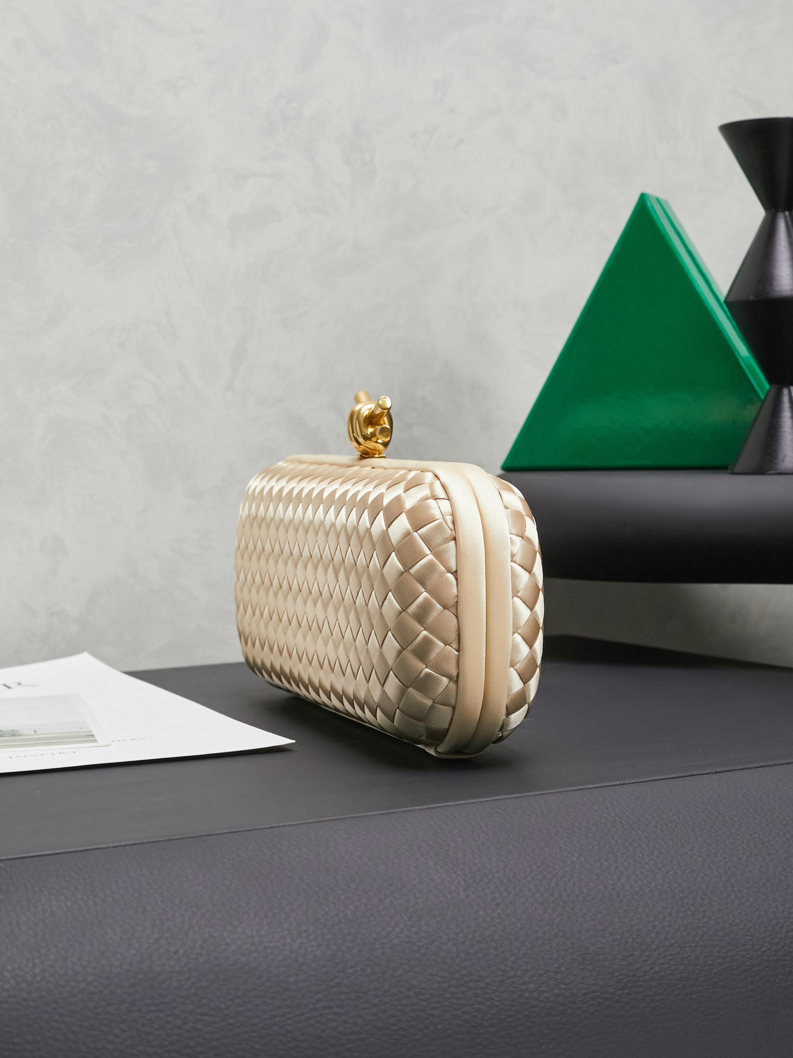 #BV new kont evening handbag ✨ (717622 25cm) This dazzling
B-V🎉Beauty must be impeccable🎉INTRECCIATO woven IMPERO STRETCH KNOT clutch bag, hand-woven silk, smooth satin piping, Intrecciato woven engraved metal buckle, silk satin lining Size: 25x10x5cm photo 2
