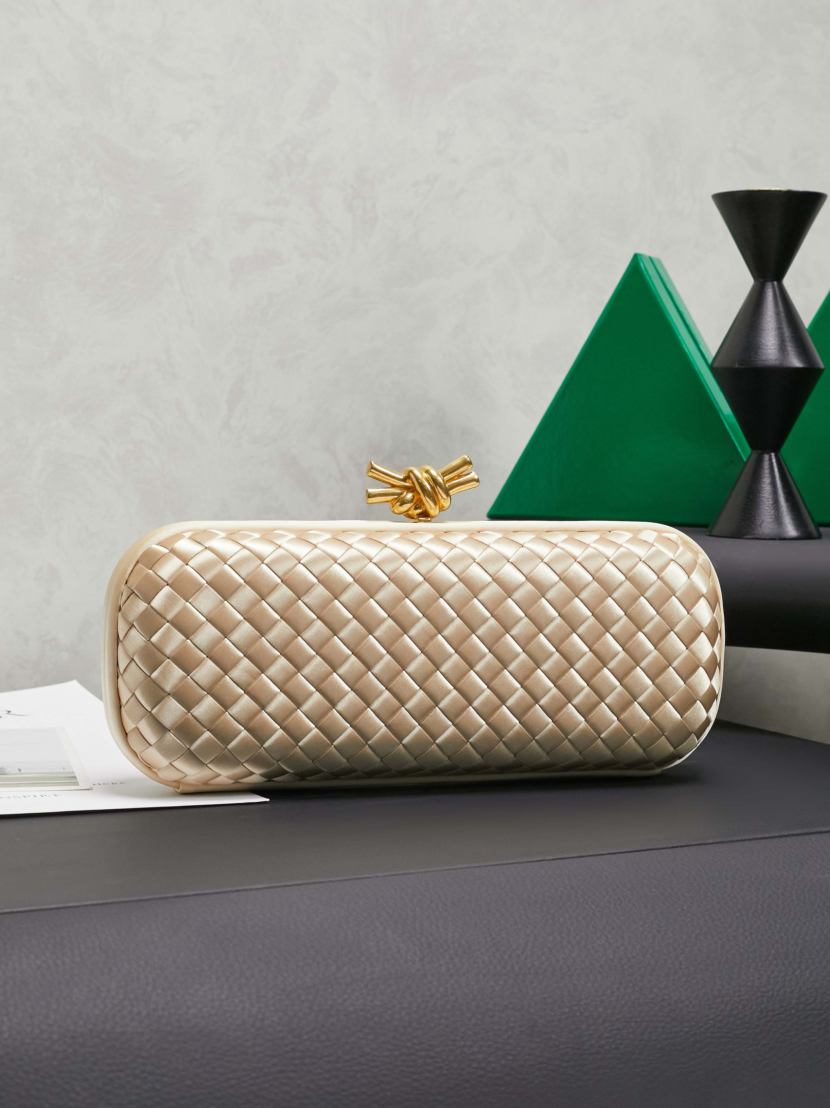 #BV new kont evening handbag ✨ (717622 25cm) This dazzling
B-V🎉Beauty must be impeccable🎉INTRECCIATO woven IMPERO STRETCH KNOT clutch bag, hand-woven silk, smooth satin piping, Intrecciato woven engraved metal buckle, silk satin lining Size: 25x10x5cm