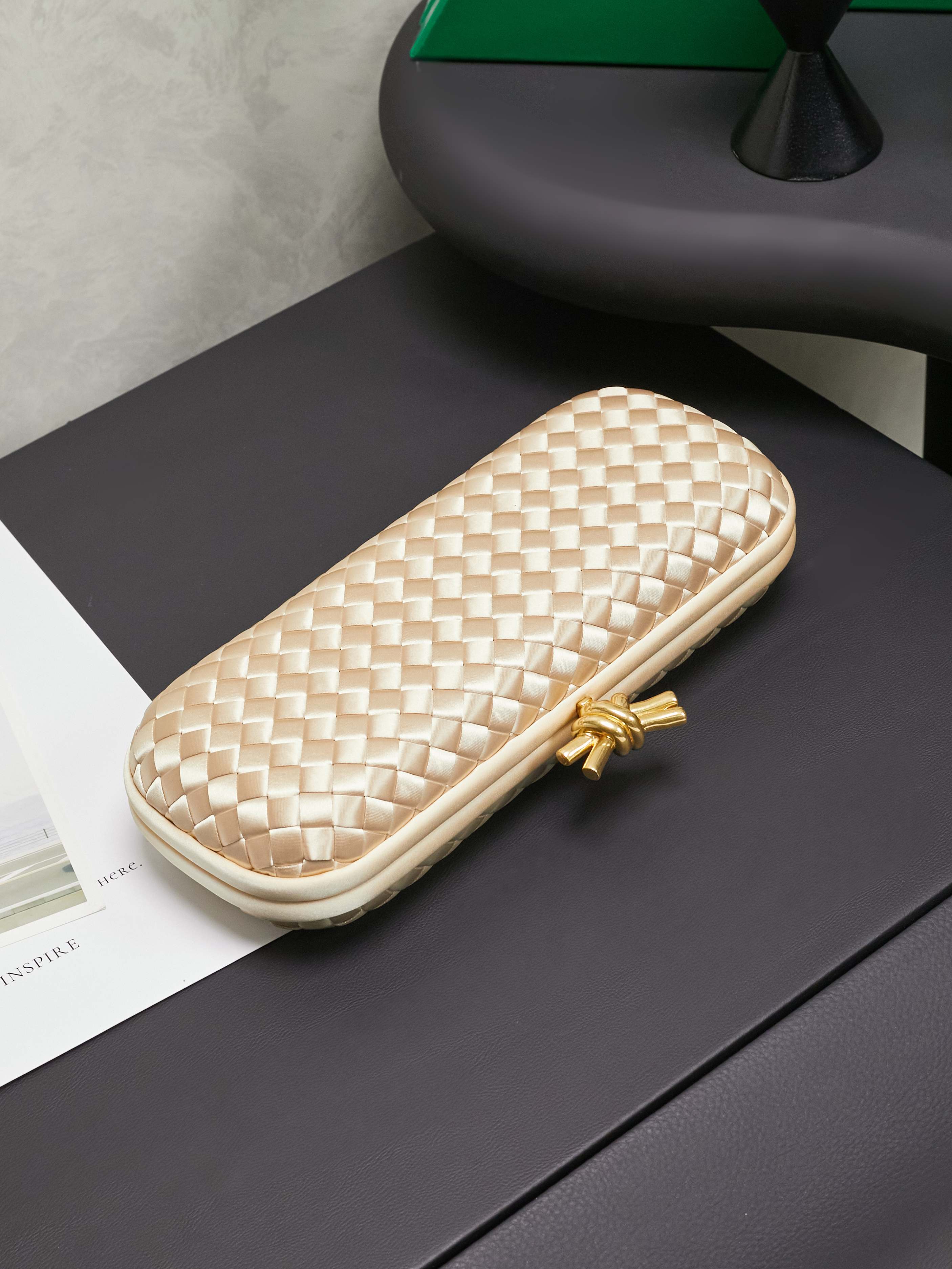 #BV new kont evening handbag ✨ (717622 25cm) This dazzling
B-V🎉Beauty must be impeccable🎉INTRECCIATO woven IMPERO STRETCH KNOT clutch bag, hand-woven silk, smooth satin piping, Intrecciato woven engraved metal buckle, silk satin lining Size: 25x10x5cm photo 5