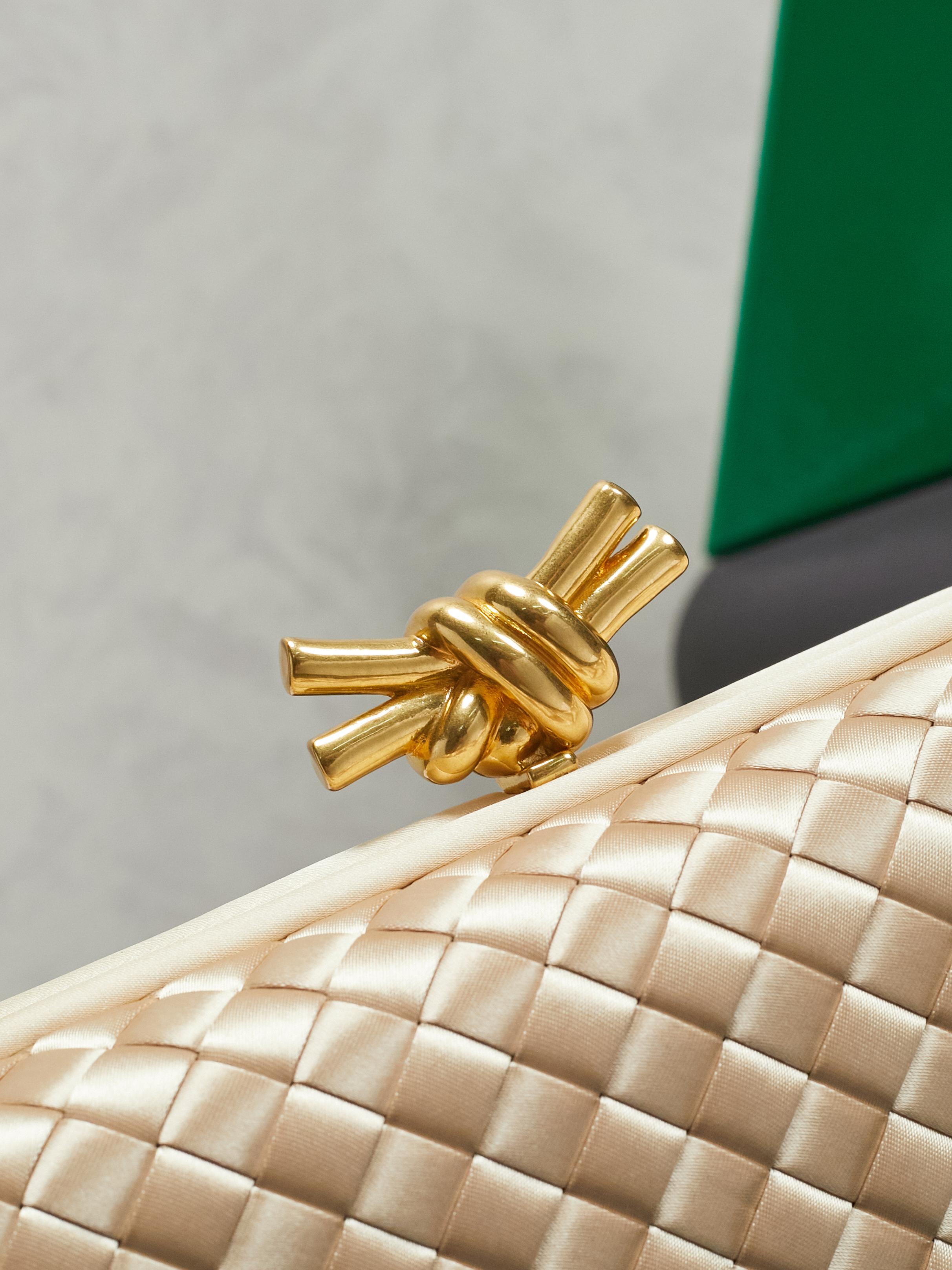 #BV new kont evening handbag ✨ (717622 25cm) This dazzling
B-V🎉Beauty must be impeccable🎉INTRECCIATO woven IMPERO STRETCH KNOT clutch bag, hand-woven silk, smooth satin piping, Intrecciato woven engraved metal buckle, silk satin lining Size: 25x10x5cm photo 6
