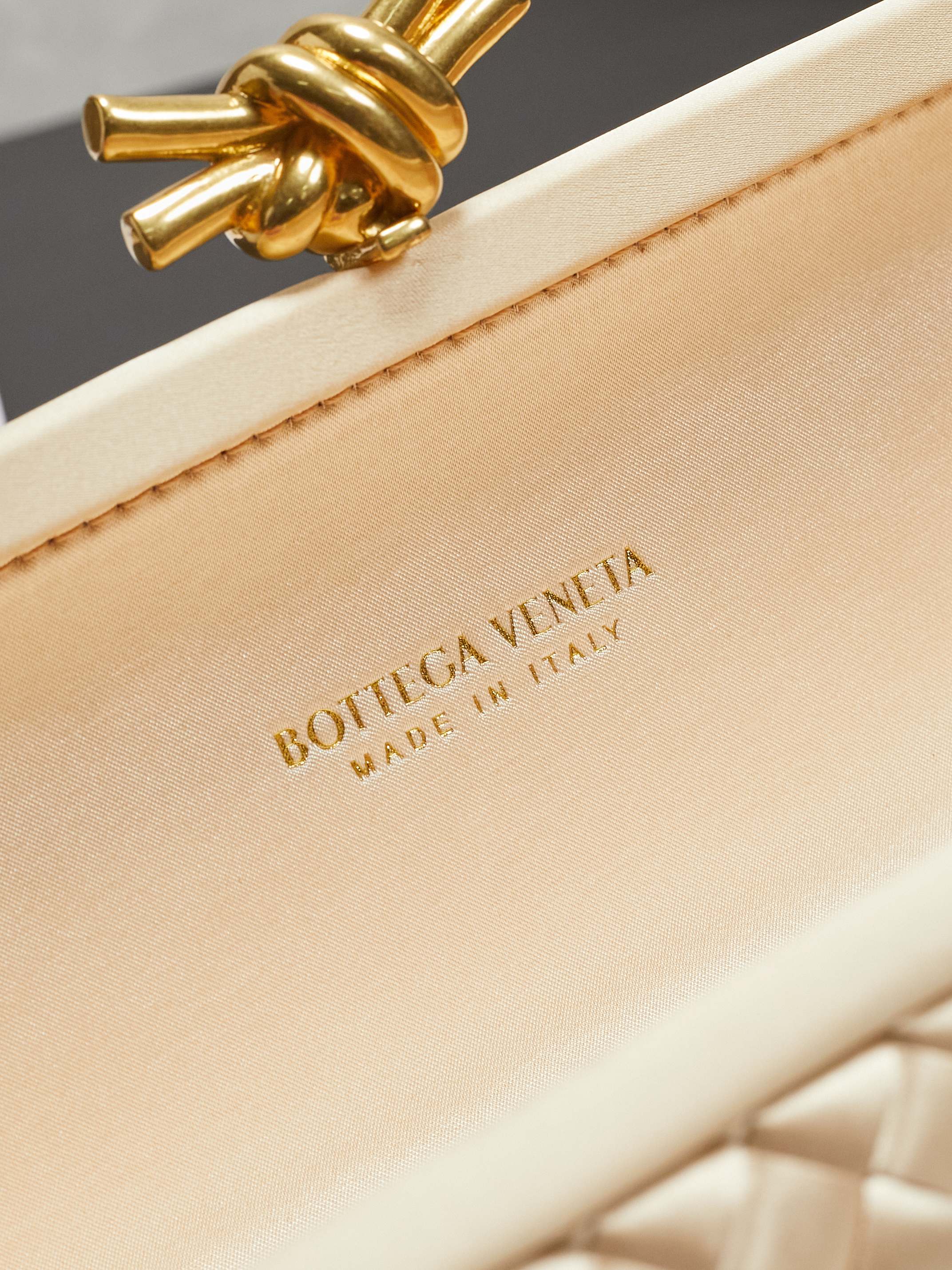 #BV new kont evening handbag ✨ (717622 25cm) This dazzling
B-V🎉Beauty must be impeccable🎉INTRECCIATO woven IMPERO STRETCH KNOT clutch bag, hand-woven silk, smooth satin piping, Intrecciato woven engraved metal buckle, silk satin lining Size: 25x10x5cm photo 7