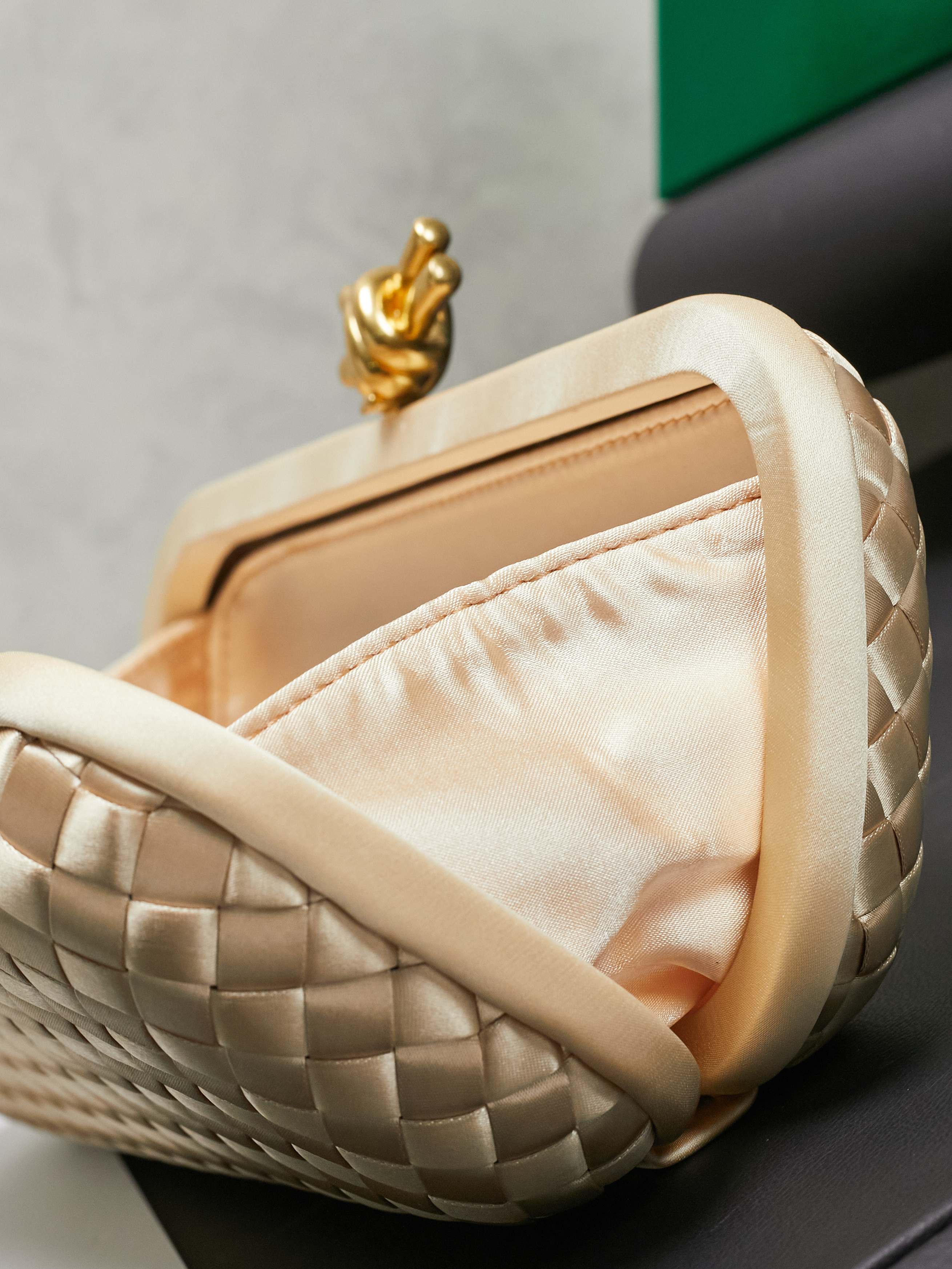 #BV new kont evening handbag ✨ (717622 25cm) This dazzling
B-V🎉Beauty must be impeccable🎉INTRECCIATO woven IMPERO STRETCH KNOT clutch bag, hand-woven silk, smooth satin piping, Intrecciato woven engraved metal buckle, silk satin lining Size: 25x10x5cm photo 8
